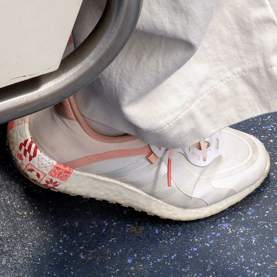 Словно конфета в золотой обёртке — сверкающая, загадочная и праздничная. Эти кроссовки не просто обувь, а привет из будущего, завернутый в традиции | Сетка — социальная сеть от hh.ru