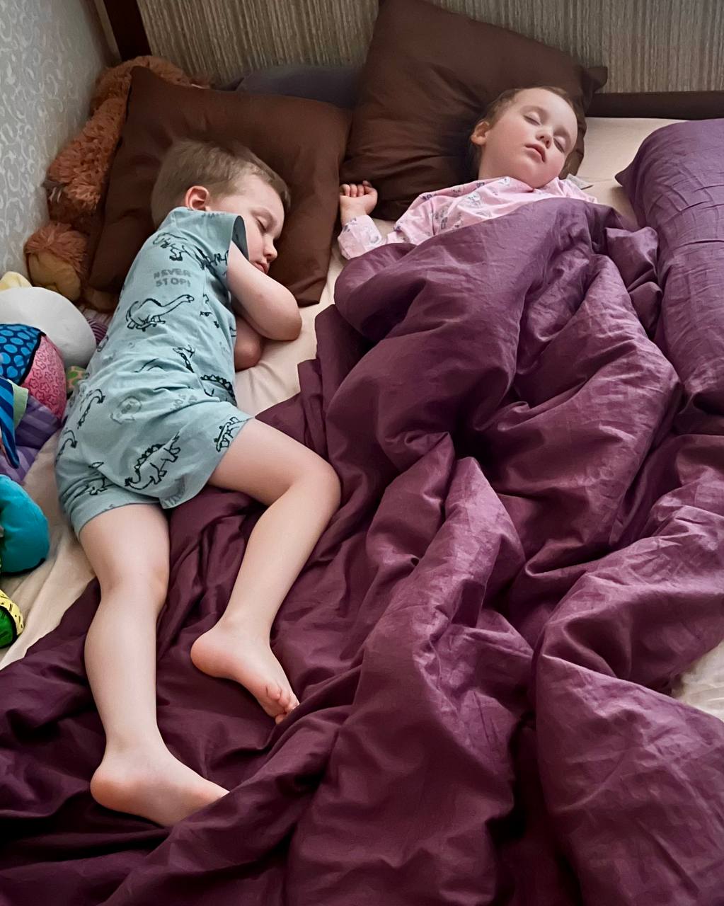 Дети приболели и я оставила их дома. Даи погода так себе, если честно…
Первая половина дня прошла ровненько, мирненько, сейчас они, наконец, уснули. | Сетка — социальная сеть от hh.ru