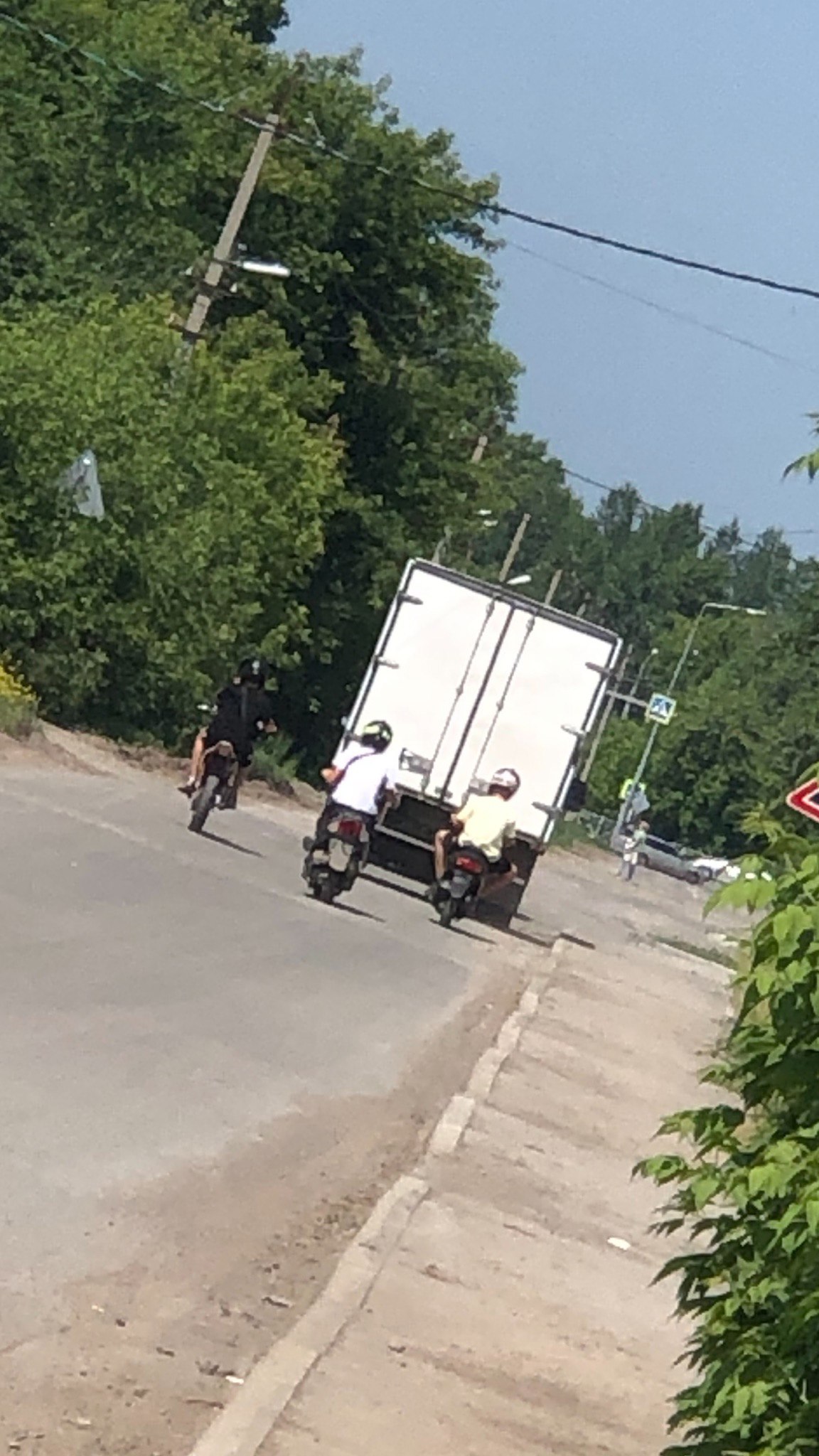 «Хрустики» вышли на дело. Уже толпой штурмуют грузовик там, где их быть не должно.
http://vk.com/ob.gorod?w=wall-100380192525035 | Сетка — социальная сеть от hh.ru