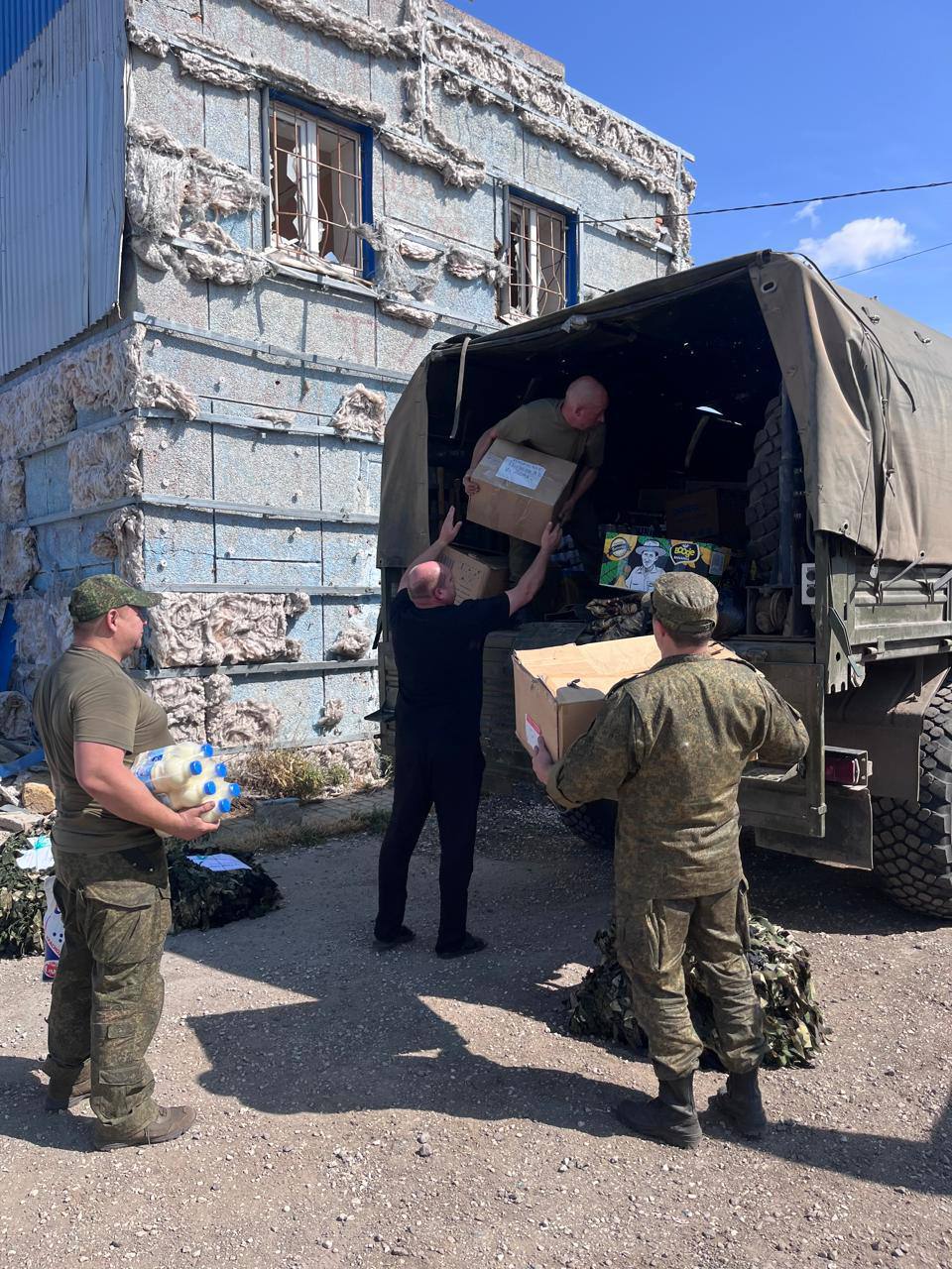 Хозяюшки Александровского округа отправили сухие супы и борщи своим защитникам на передовую
Женщины приготовили блюда по собственной рецептуре. Бойцам на передовой остается их просто залить кипятком | Сетка — социальная сеть от hh.ru