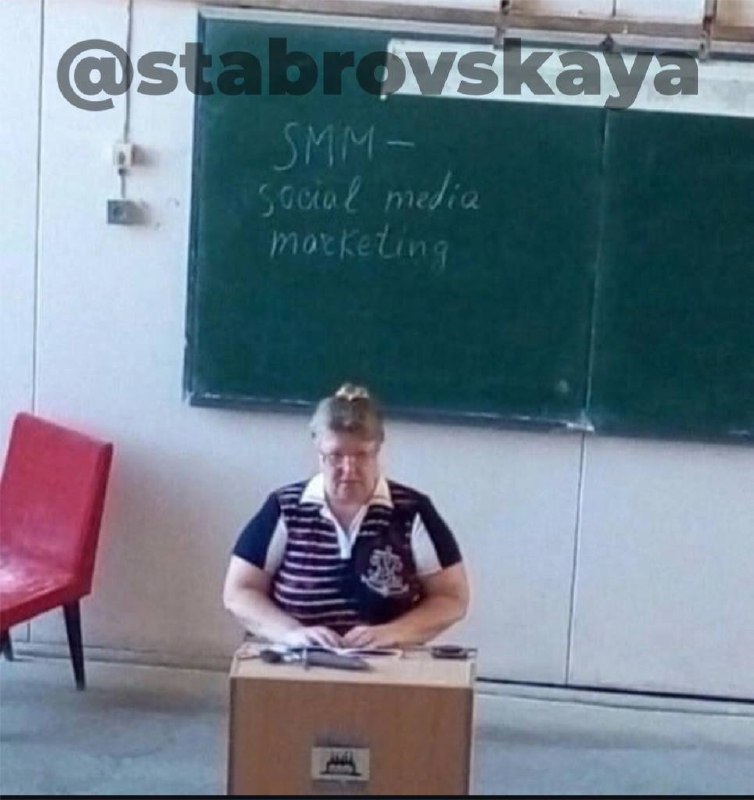 Суровая школа SMM😂 «Записывайте, студенты! Без контент-плана — ни лайка, ни репоста!»
На лекции по SMM сегодня:
— Как правильно вставлять мем в пост, чтобы не поссориться с подписчиками
— Зачем бабушк... | Сетка — социальная сеть от hh.ru