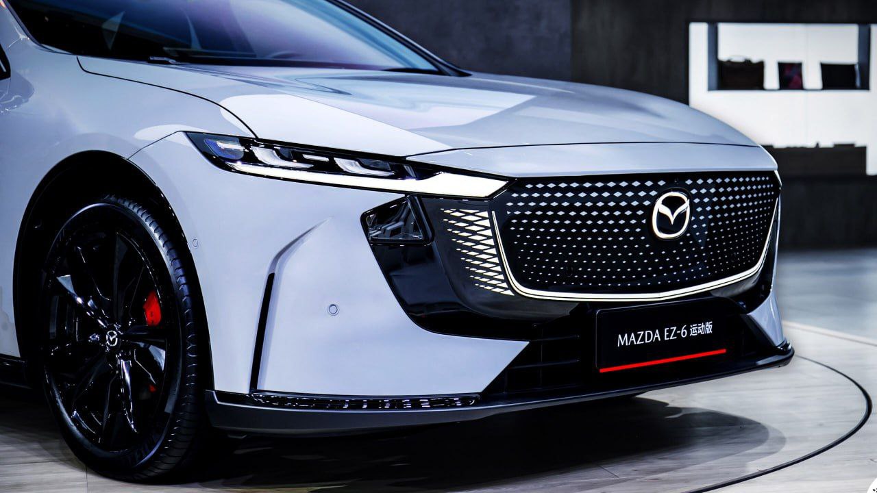 ❤️ Mazda показала «спорт»-седан всего за 1.8 миллона рублей
Новинка — EZ-6 Sport Edition, выделяется брутальным дизайном, салоном с алькантарой и невероятно низкой ценой | Сетка — социальная сеть от hh.ru