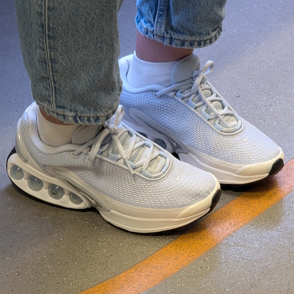 Стоишь в вагоне, держишься за поручень, привычно скользишь взглядом по полу. И вдруг — стоп! Вот они: Nike Air Max Dn. Внутри этих футуристичных подошв прячется маленькая инженерная революция | Сетка — социальная сеть от hh.ru