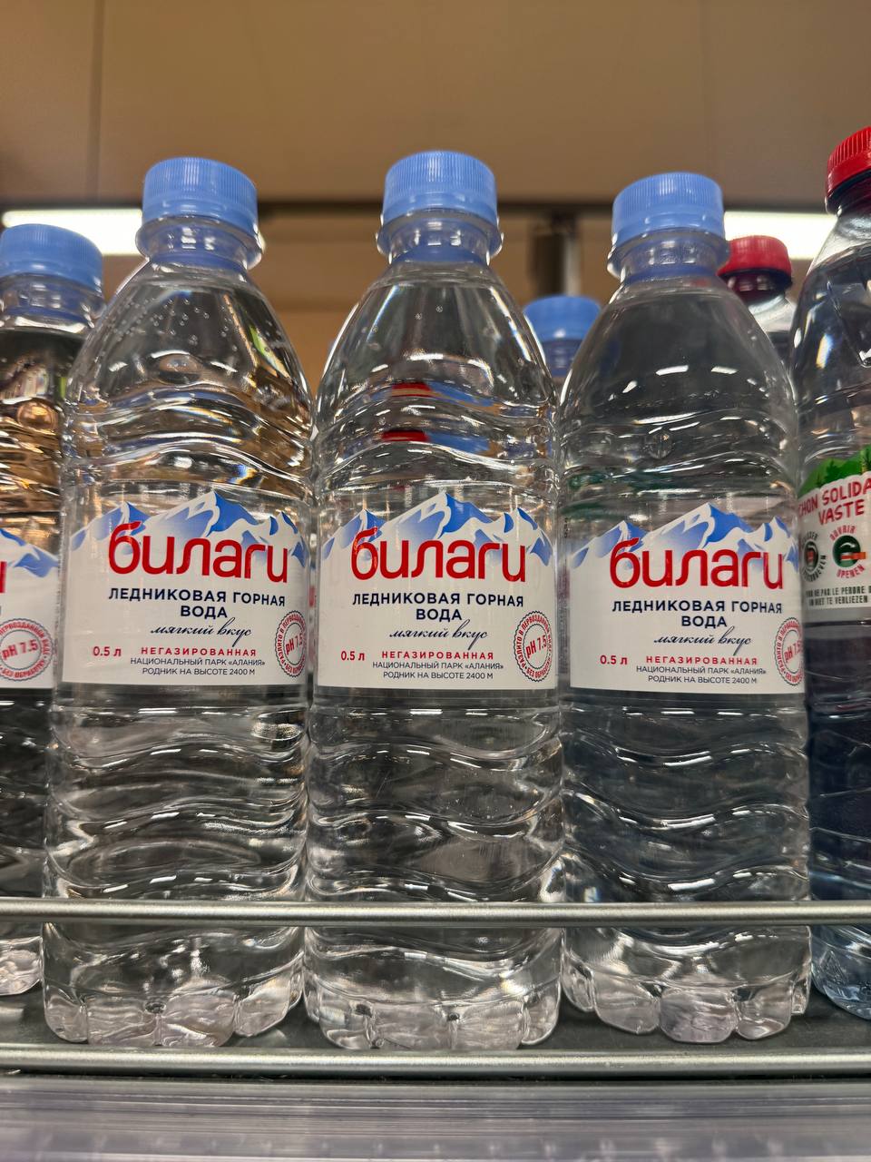 Мам, я хочу воду Evian. Но Evian уже есть у нас дома.
Вода Evian дома: | Сетка — социальная сеть от hh.ru