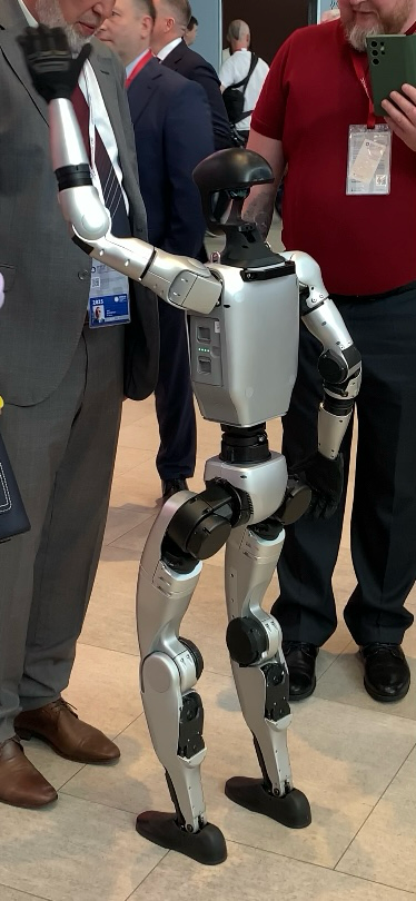 🏦ПМЭФ - 2025 в самом разгаре.
Как живет наша площадка? | Сетка — социальная сеть от hh.ru