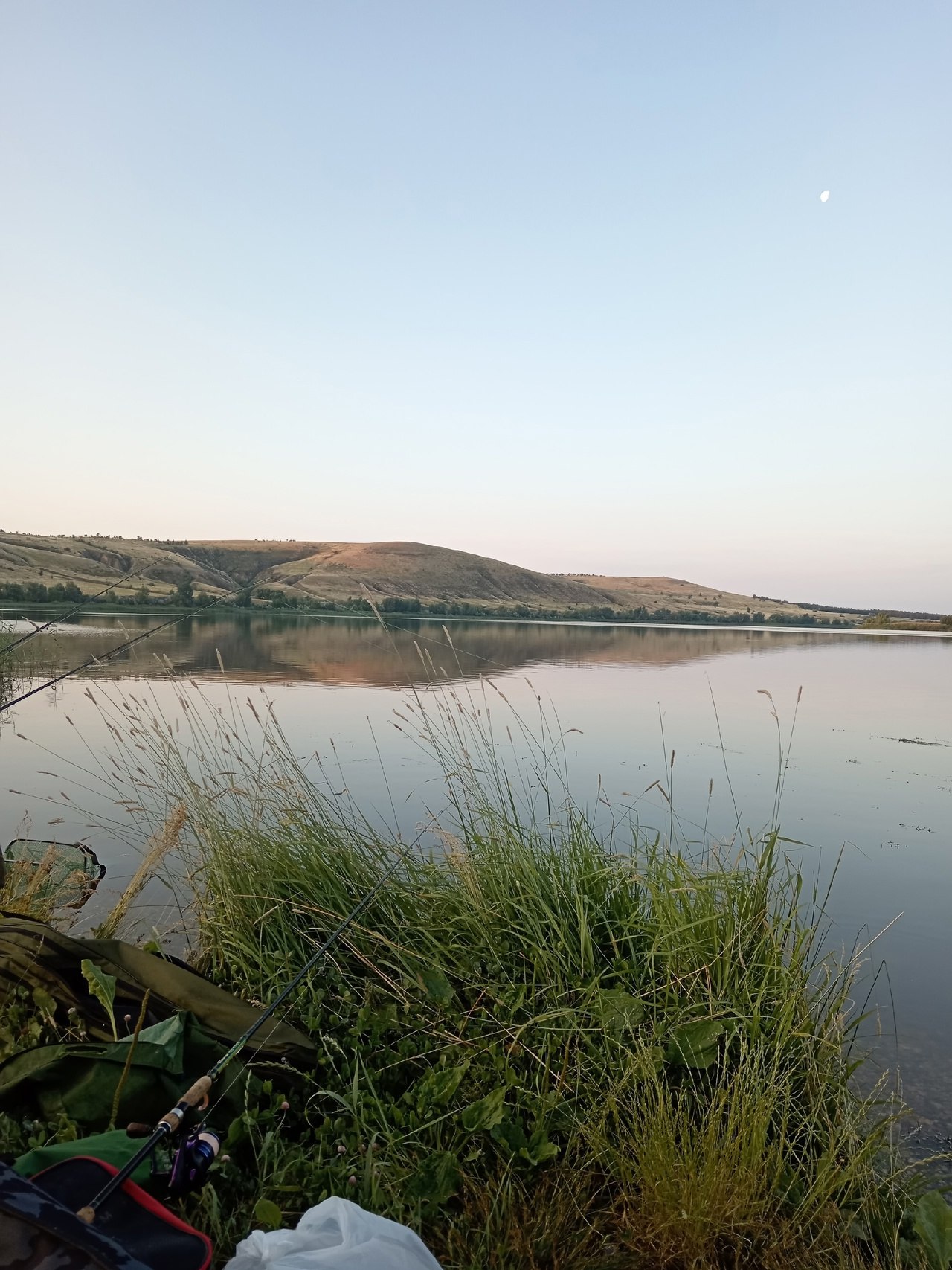 Приветствую, друзья. Вчера посетили с товарищем залив Волгоградского водохранилища, а точнее залив Горный Балыклей. Ловил на фидера.
Насадка все по классике червь и опарыш, а да ещё и кукуруза | Сетка — социальная сеть от hh.ru