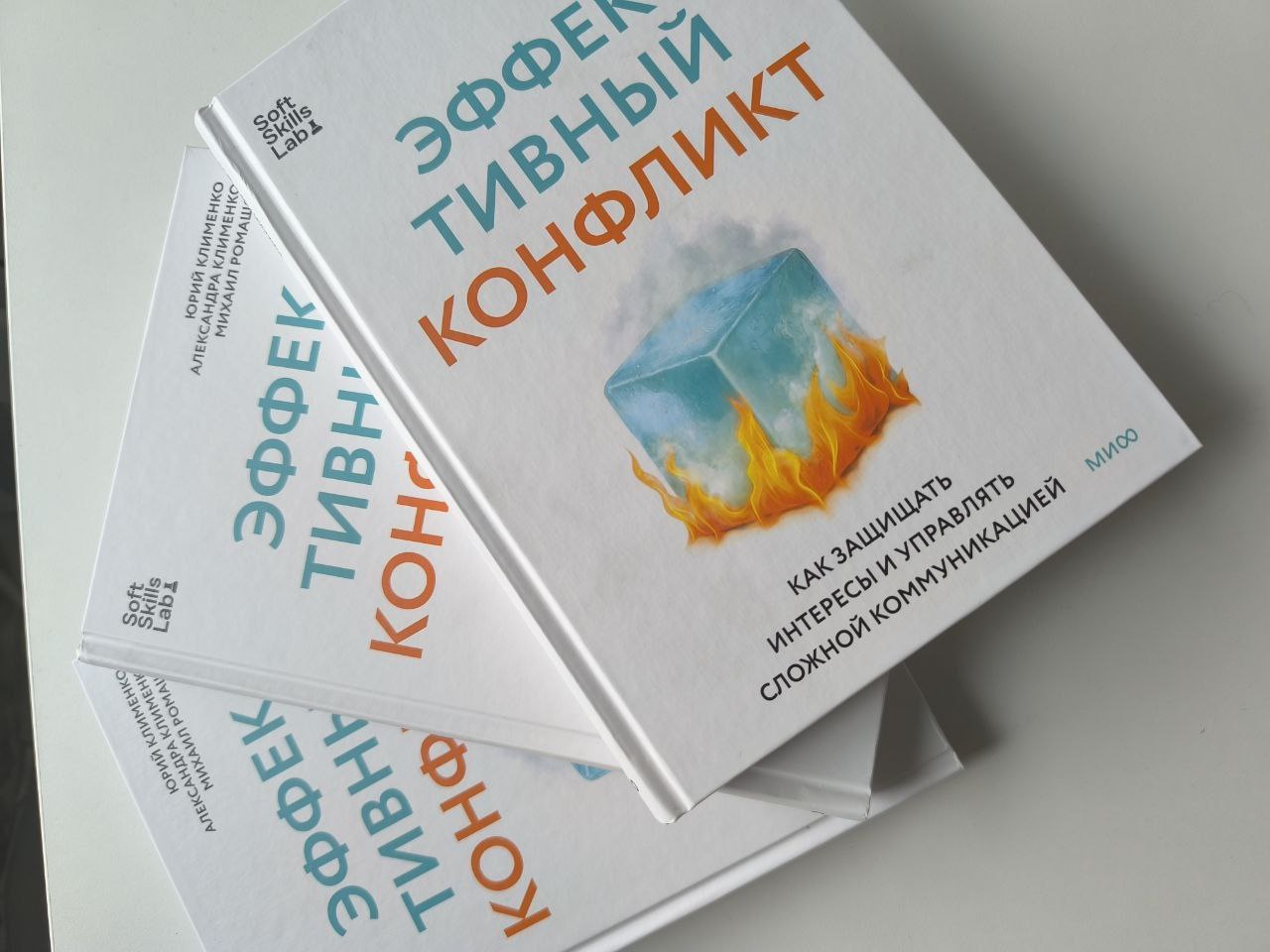 К вам едет книга!
День начался с эндорфинов — друзья стали присылать фотки книги, которая наконец-то доехала из типографии до вас (но не до меня, самое смешное, я буквально неделю не дождалась, улетел... | Сетка — социальная сеть от hh.ru