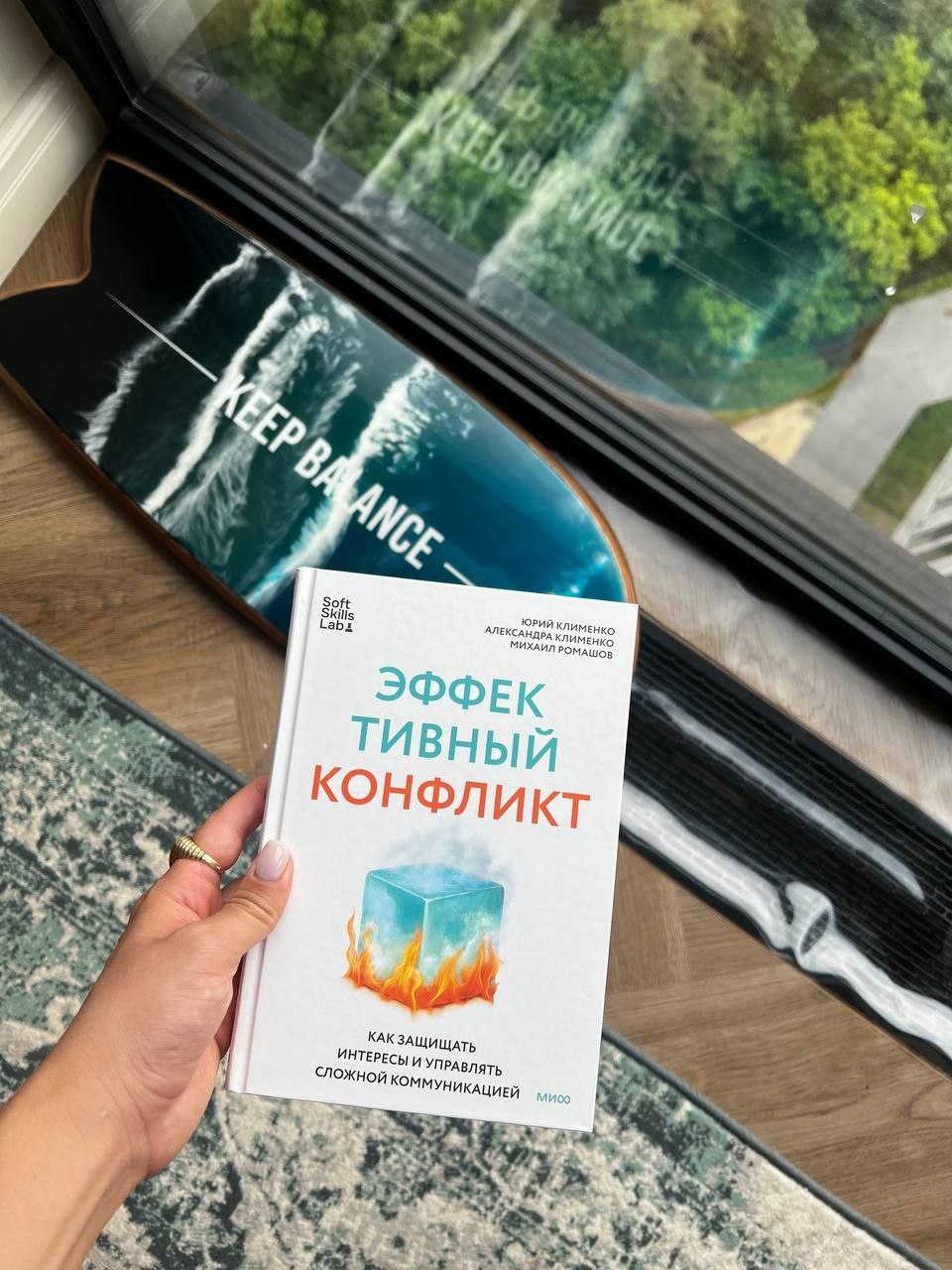К вам едет книга!
День начался с эндорфинов — друзья стали присылать фотки книги, которая наконец-то доехала из типографии до вас (но не до меня, самое смешное, я буквально неделю не дождалась, улетел... | Сетка — социальная сеть от hh.ru
