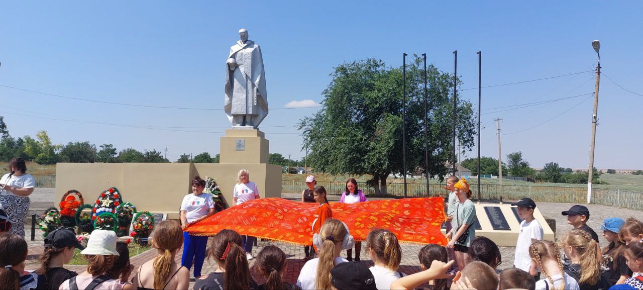 В Левокумском округе провели памятную акцию в преддверии 22 июня🕯
Накануне Дня памяти и скорби жители Левокумского округа присоединились ко всероссийской акции «Свеча памяти» | Сетка — социальная сеть от hh.ru