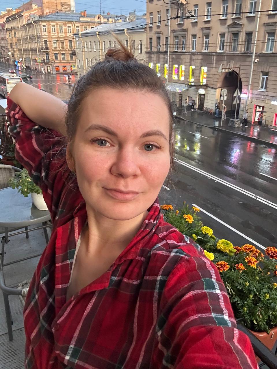 Красота на балконе и это я, а не цветы)
Шучу, такая красота радует меня каждый день. Утром и вечером прохожу и радуюсь, прям красиво, созерцать тоже красиво❤️
Хвалю себя и мужа, молодцы🫶 | Сетка — социальная сеть от hh.ru
