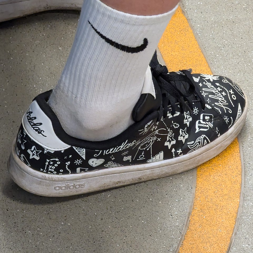 Стоит себе такой — почти классический силуэт. Всё как у Adidas Advantage: чистая форма, белая подошва, чуть приподнятый задник | Сетка — социальная сеть от hh.ru