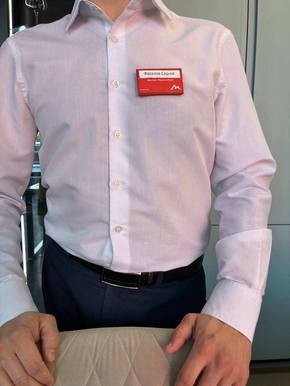 Это не просто бейдж. В него встроен микрофон, а у некоторых ребят еще и нейросетка, которая проверяет соответствие диалогов скриптам | Сетка — социальная сеть от hh.ru