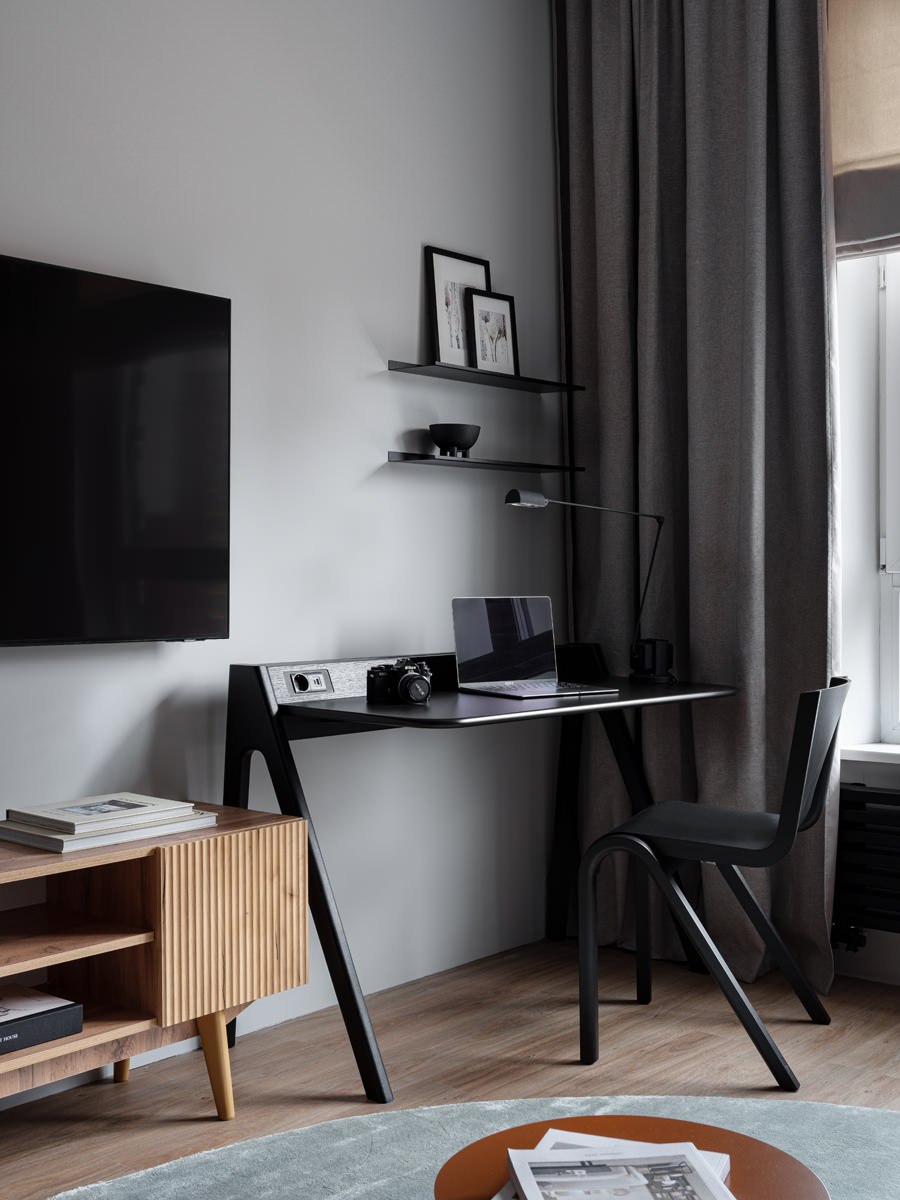 Много воздуха, выверенная геометрия и колоритный протагонист — интерьер для клиента из кинематографа по проекту дизайнера Маргариты Бабкиной. Смотрите на сайте wajournal | Сетка — социальная сеть от hh.ru