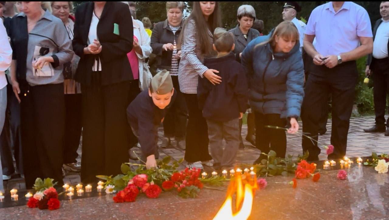 Ранним утром в Кировском округе, как и по всей в стране, состоялась памятная акция «Свеча памяти» 🕊
Жители зажгли свечи в день годовщины начала Великой Отечественной войны | Сетка — социальная сеть от hh.ru