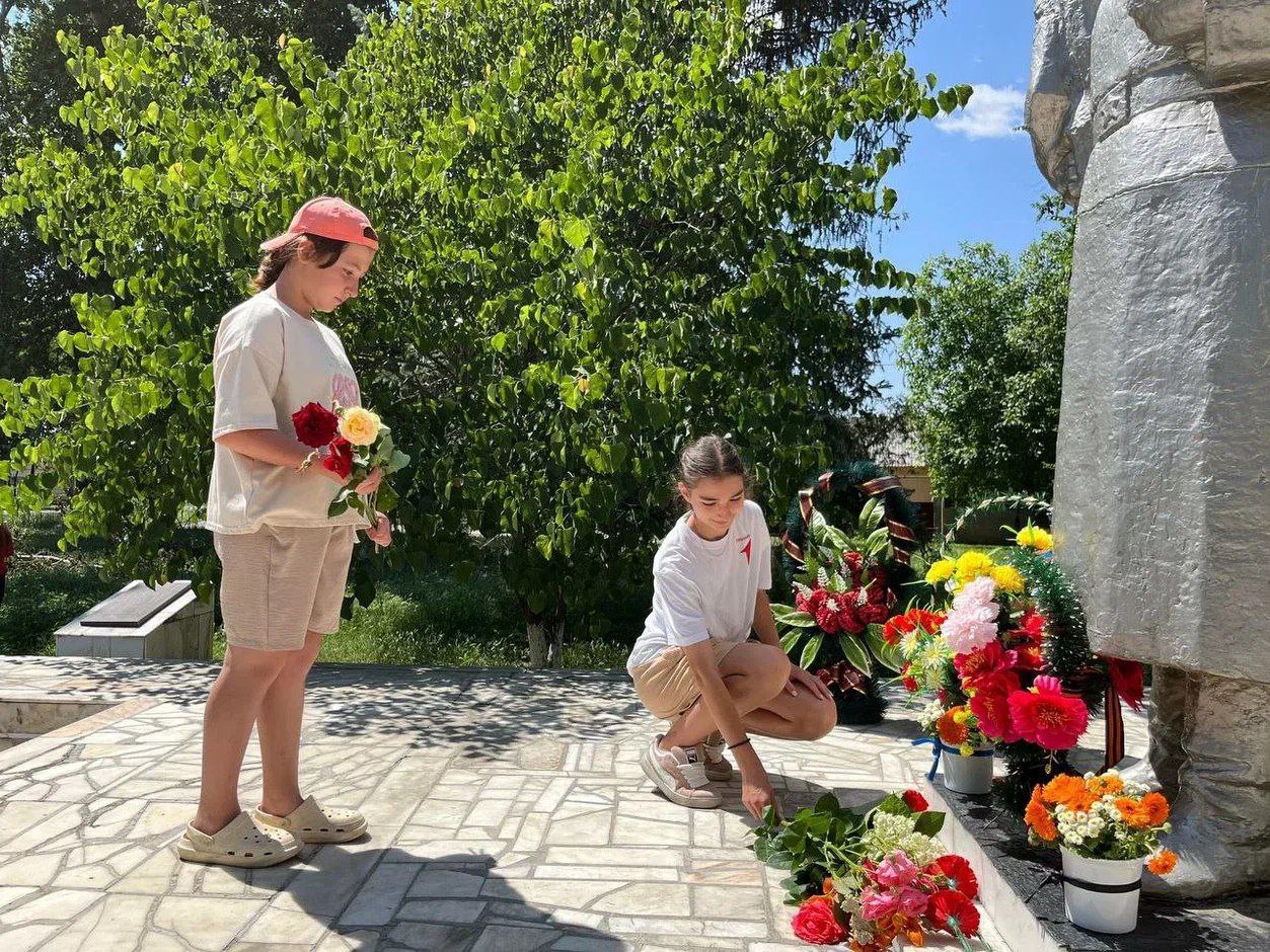 Молодежь из «Движения Первых» вспоминает героев со всем Ставропольем 🙏
22 июня ребята со всего региона отдали дань уважения павшим в Великой Отечественной войне | Сетка — социальная сеть от hh.ru