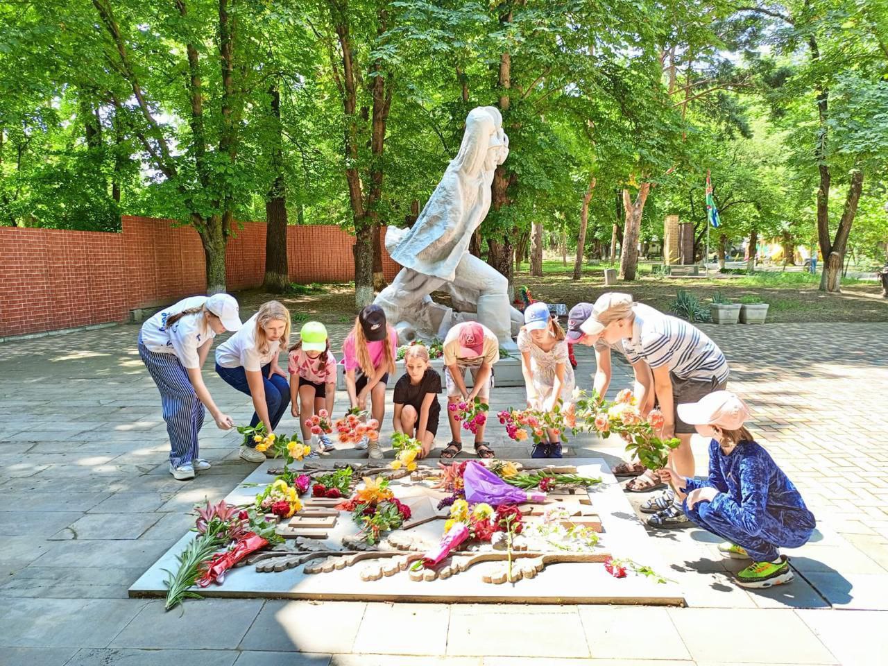 Дети Светлограда почтили память Героев в преддверии Дня памяти и скорби
Накануне памятной даты воспитанники Светлоградского социально-реабилитационного центра для несовершеннолетних «Радуга» собрались... | Сетка — социальная сеть от hh.ru