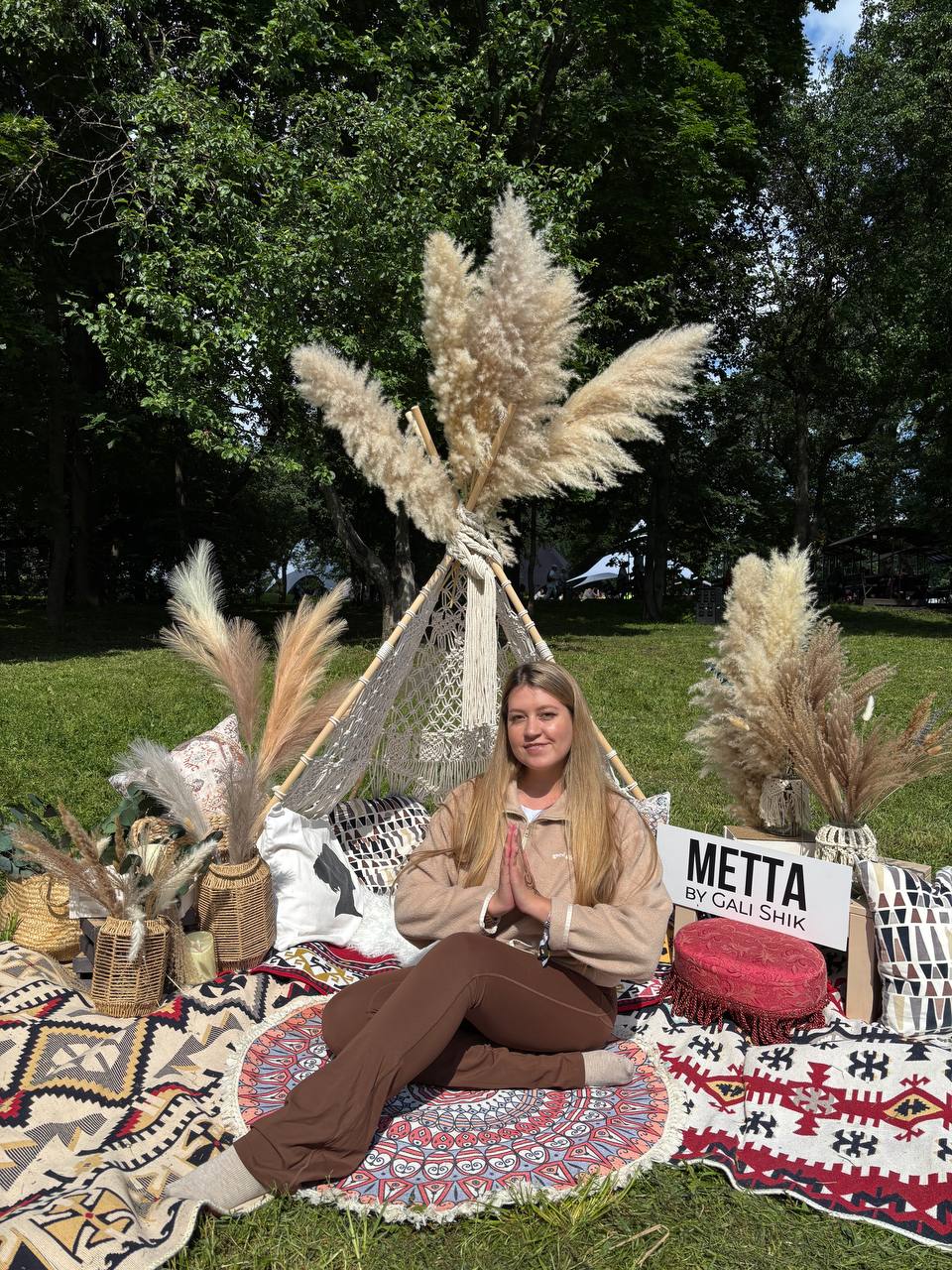 🧘🏻‍♀️11 международный день йоги прошел вчера в Царицыно
Это был первый праздник йоги на котором я побывала 🪽
Йога - это не про растяжку и асаны, йога - это про баланс, душевное и ментальное равновесие... | Сетка — социальная сеть от hh.ru