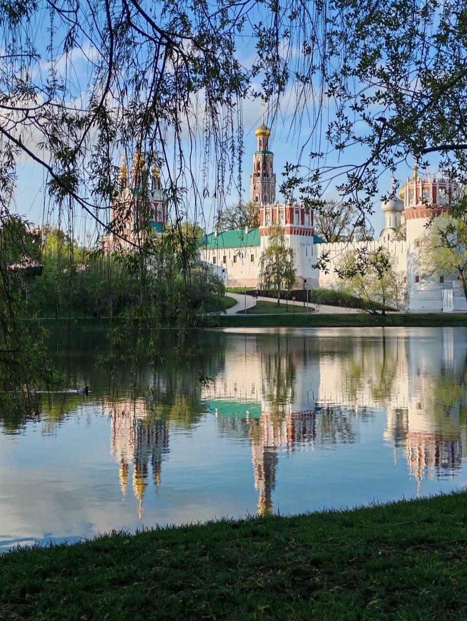 Уголок тишины и уюта в Москве😌Здесь воздух наполнен свежестью, а отражение башен Новодевичьего монастыря на воде завораживает
Прекрасное место для вечерних прогулок😍
📍Парк Новодевичьи пруды
📲Подпишите... | Сетка — социальная сеть от hh.ru