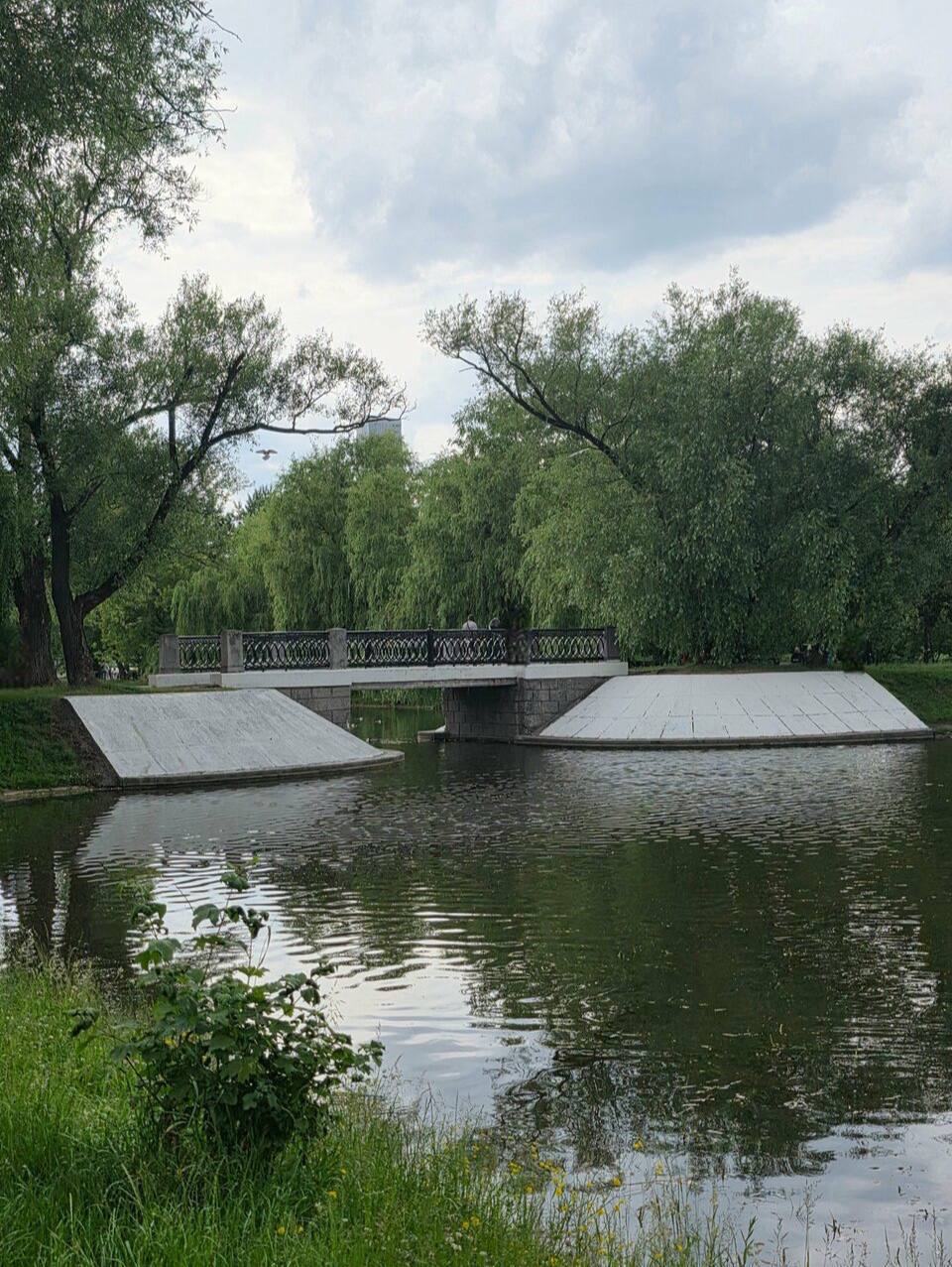 Уголок тишины и уюта в Москве😌Здесь воздух наполнен свежестью, а отражение башен Новодевичьего монастыря на воде завораживает
Прекрасное место для вечерних прогулок😍
📍Парк Новодевичьи пруды
📲Подпишите... | Сетка — социальная сеть от hh.ru