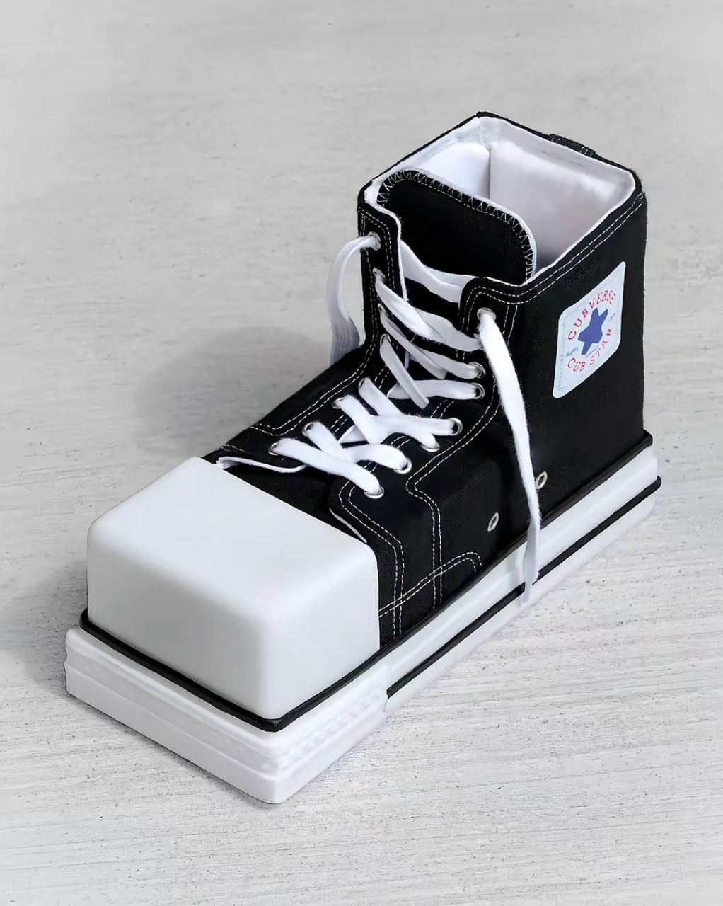 Любителям майнкрафта и тетриса посвящается 👾
Перед нами — The Cube Converse, также известные как Cubaverse Cubstar — свежий визуальный вирус TikTok и Instagram, ставший стихийным хитом уличной моды | Сетка — социальная сеть от hh.ru