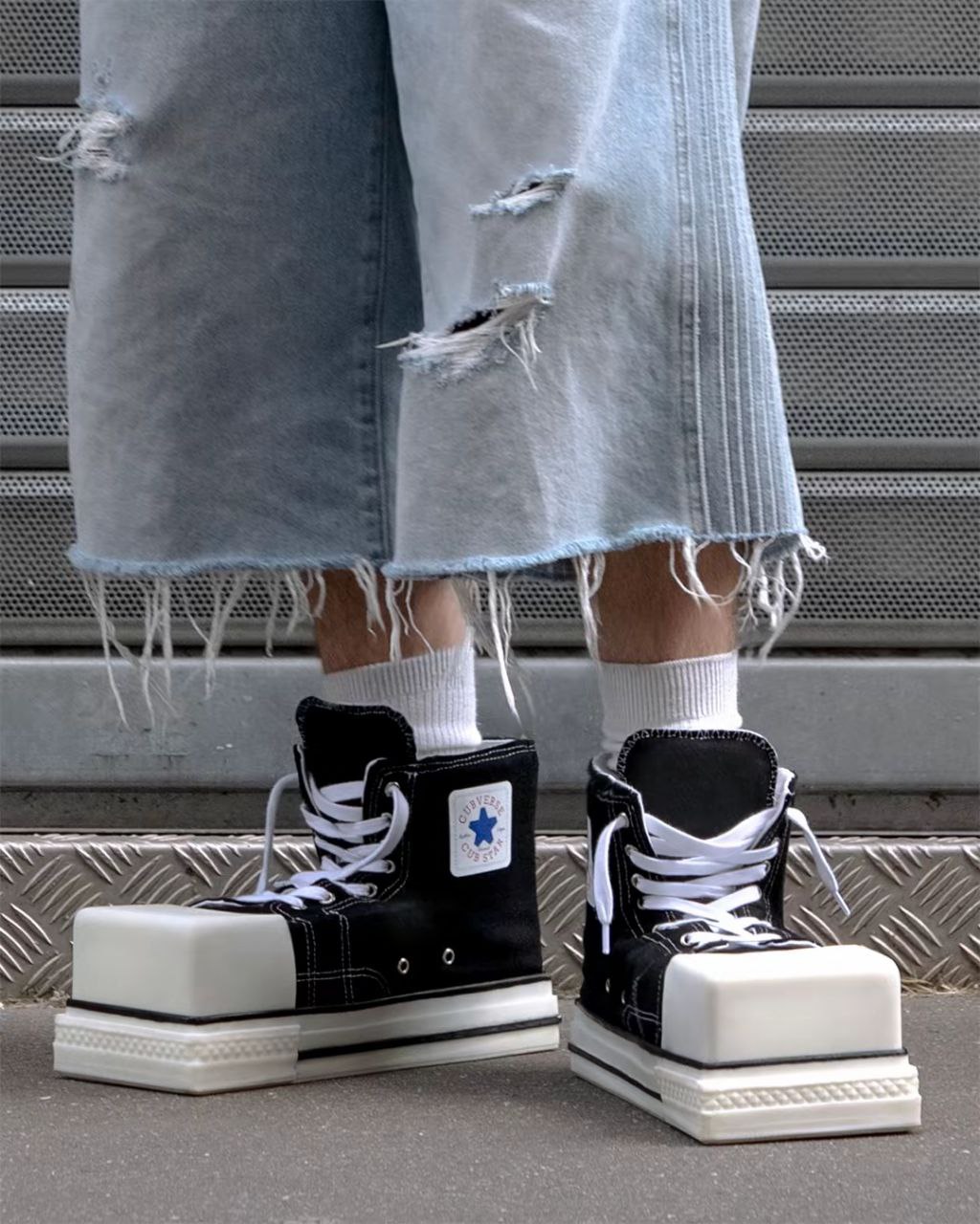 Любителям майнкрафта и тетриса посвящается 👾
Перед нами — The Cube Converse, также известные как Cubaverse Cubstar — свежий визуальный вирус TikTok и Instagram, ставший стихийным хитом уличной моды | Сетка — социальная сеть от hh.ru