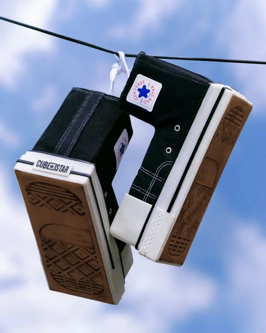 Любителям майнкрафта и тетриса посвящается 👾
Перед нами — The Cube Converse, также известные как Cubaverse Cubstar — свежий визуальный вирус TikTok и Instagram, ставший стихийным хитом уличной моды | Сетка — социальная сеть от hh.ru