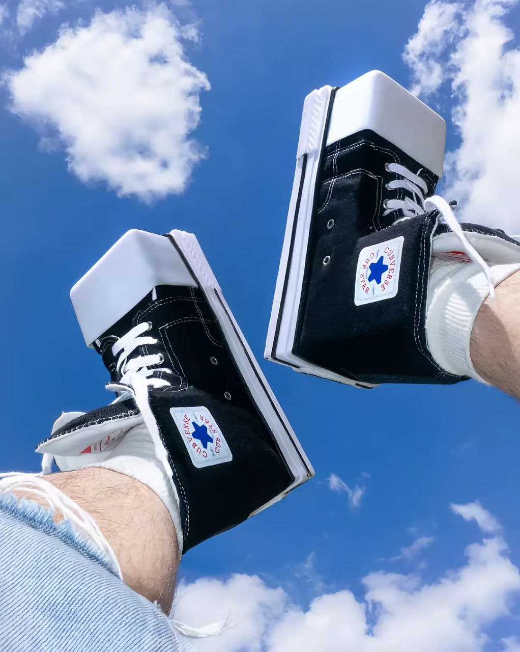 Любителям майнкрафта и тетриса посвящается 👾
Перед нами — The Cube Converse, также известные как Cubaverse Cubstar — свежий визуальный вирус TikTok и Instagram, ставший стихийным хитом уличной моды | Сетка — социальная сеть от hh.ru