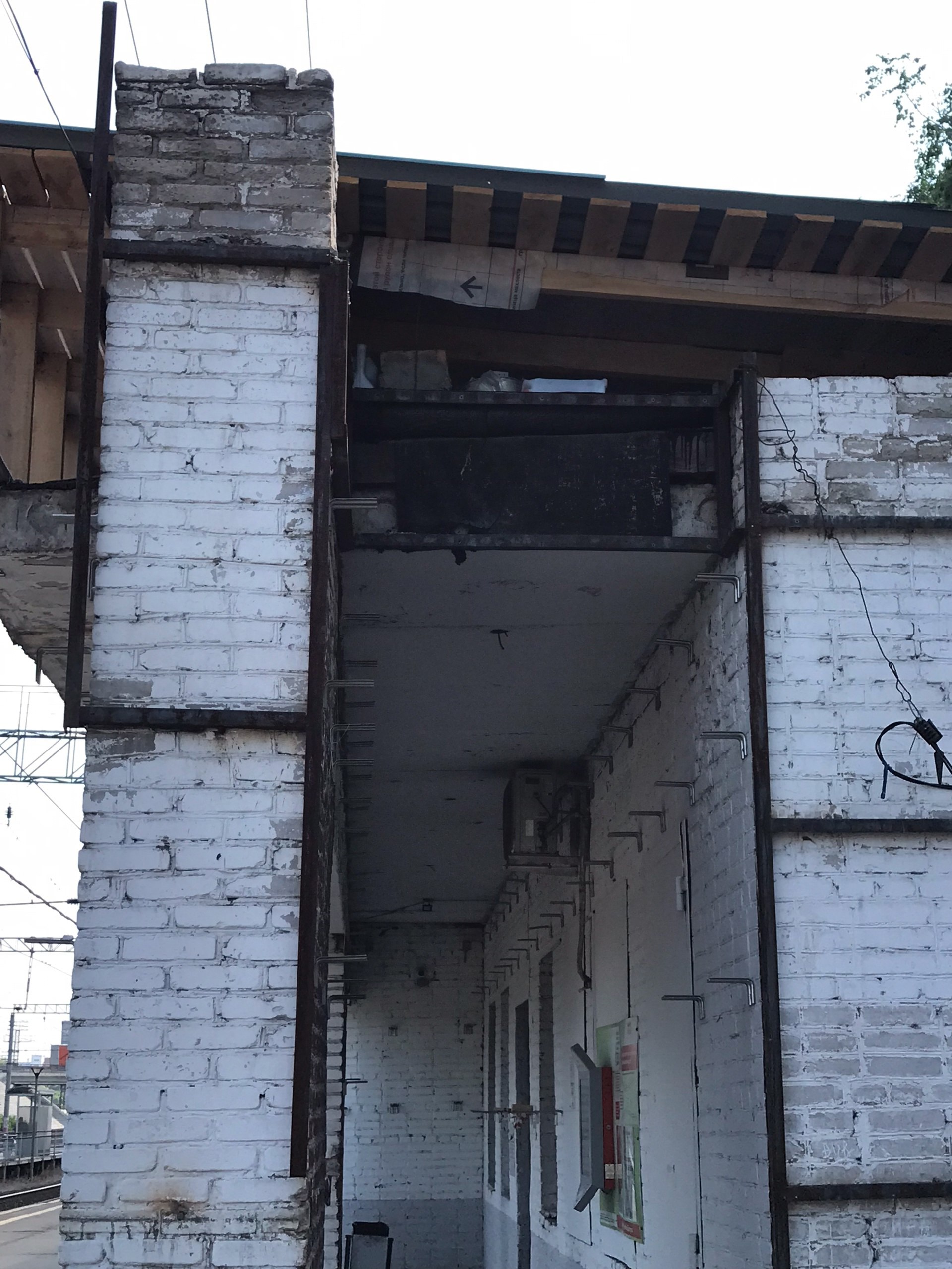 Так бодро начали переделывать коробку без окон и дверей на о.п. Аэрофлот в полноценную станцию. И…вдруг остановились. Ни работ, ни работников, ни инструмента. А что случилось?
http://vk.com/ob | Сетка — социальная сеть от hh.ru