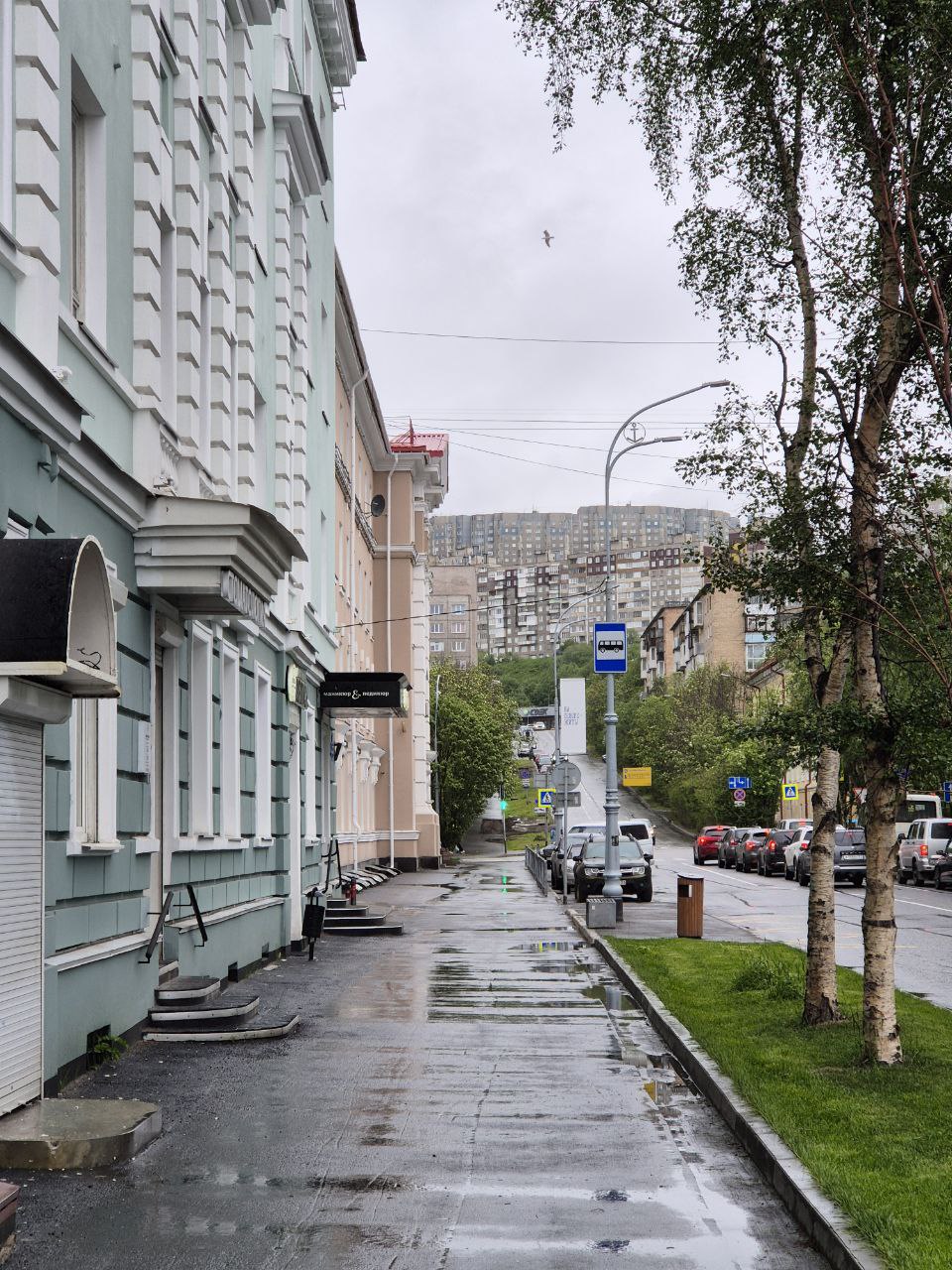 Что посмотреть за пару летних дней за Полярным кругом?
Спойлер: больше, чем кажется!
Как добраться
Москва → Мурманск — 2–2,5 ч прямым рейсом, около 7 000 ₽ туда-обратно | Сетка — социальная сеть от hh.ru