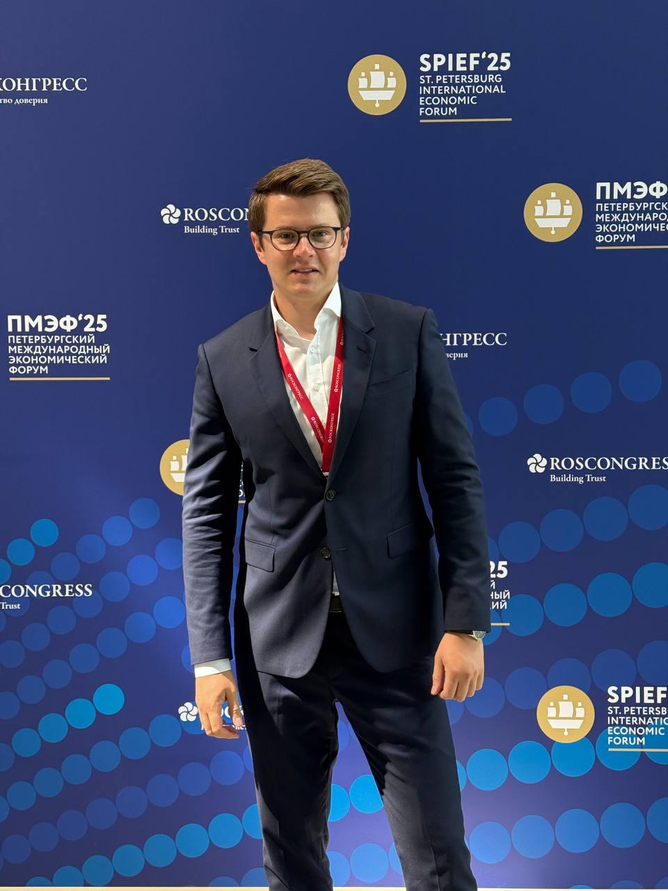 О ПМЭФ-2025
По приглашению "Опоры России" посетил ПМЭФ-2025 — посмотрел интересные стенды (особенно впечатлил стенд УралКалия в честь Дня Победы, который был полностью создан из живых цветов) | Сетка — социальная сеть от hh.ru