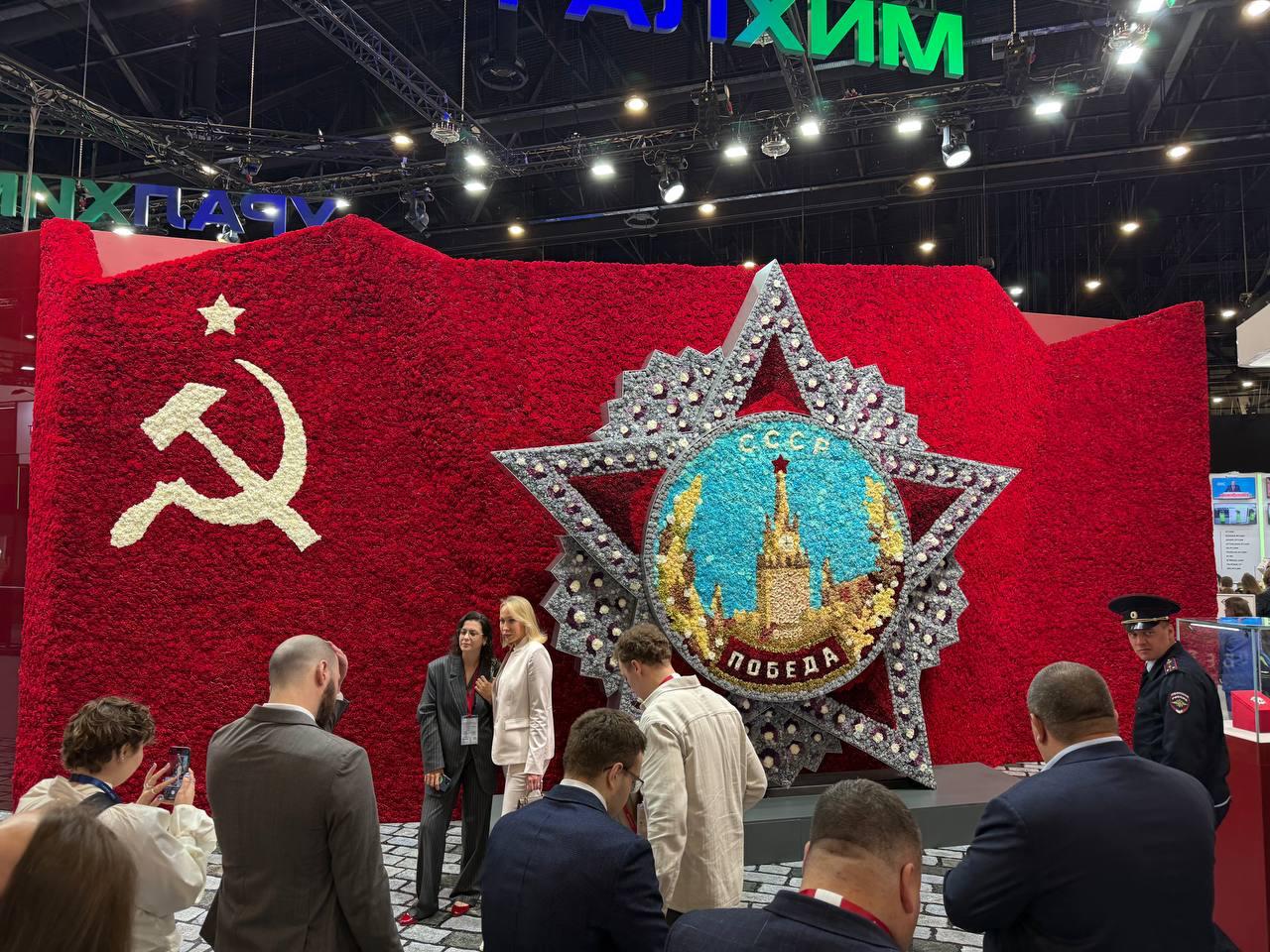 О ПМЭФ-2025
По приглашению "Опоры России" посетил ПМЭФ-2025 — посмотрел интересные стенды (особенно впечатлил стенд УралКалия в честь Дня Победы, который был полностью создан из живых цветов) | Сетка — социальная сеть от hh.ru