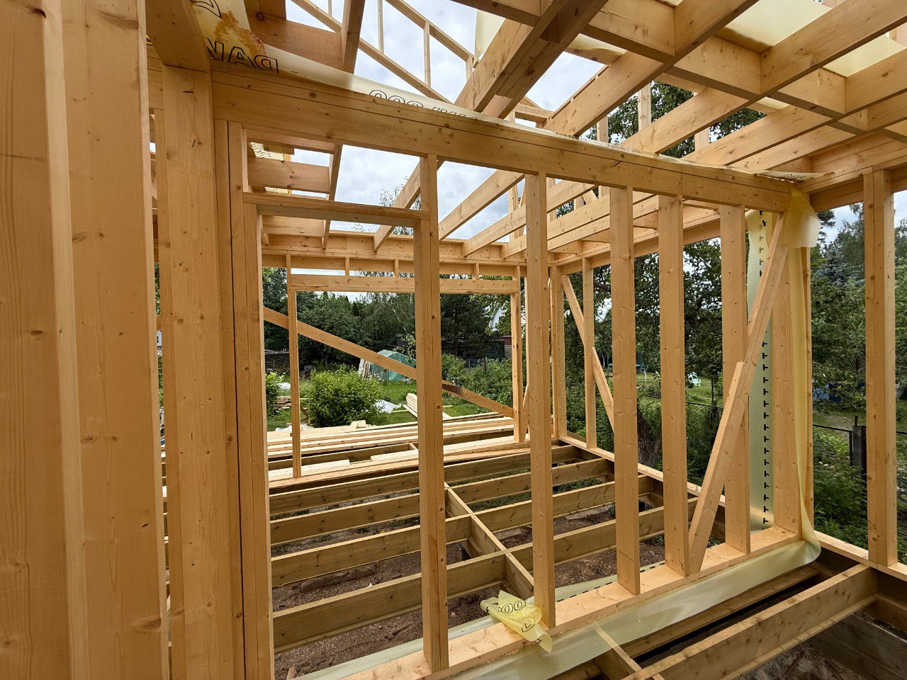 Продолжается строительство нового дома в Заречье!🏠 
Изначально задуманный как реконструкция, проект превратился в нечто большее! Уже готов ЖБ фундамент на сваях ✅, выполнена обвязка брусом , а каркас ... | Сетка — социальная сеть от hh.ru