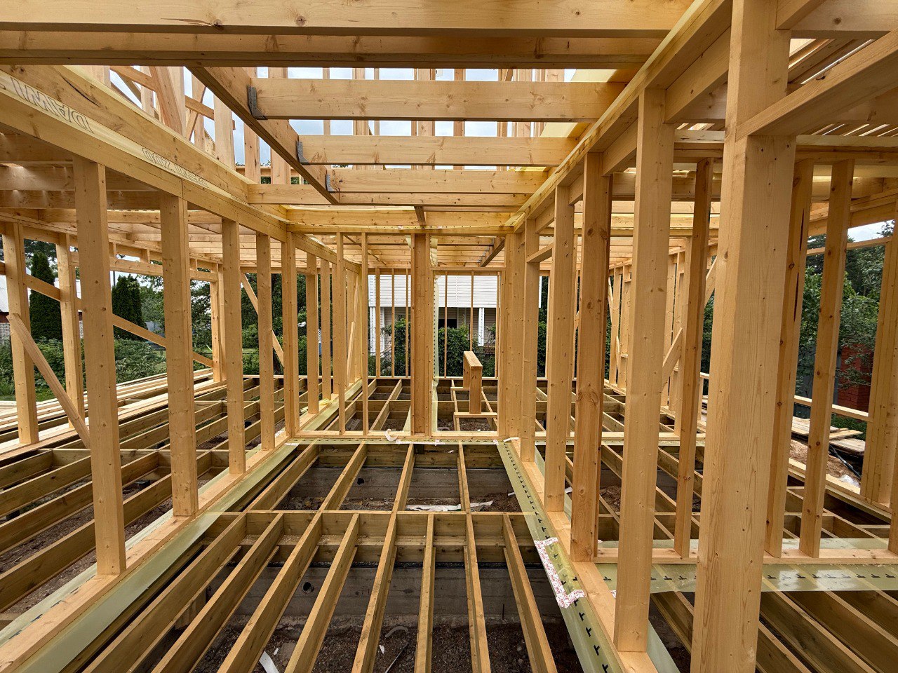 Продолжается строительство нового дома в Заречье!🏠 
Изначально задуманный как реконструкция, проект превратился в нечто большее! Уже готов ЖБ фундамент на сваях ✅, выполнена обвязка брусом , а каркас ... | Сетка — социальная сеть от hh.ru