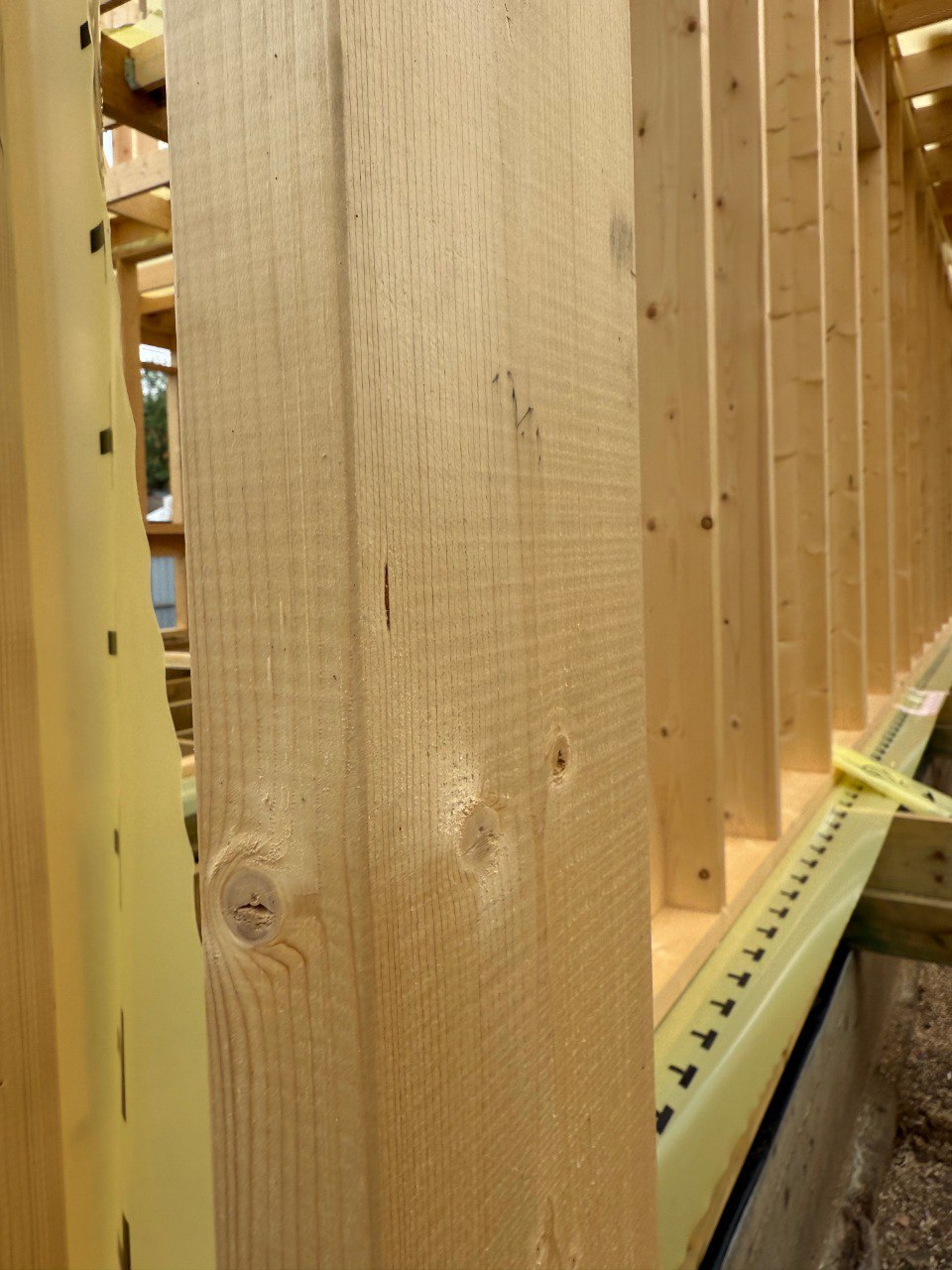 Продолжается строительство нового дома в Заречье!🏠 
Изначально задуманный как реконструкция, проект превратился в нечто большее! Уже готов ЖБ фундамент на сваях ✅, выполнена обвязка брусом , а каркас ... | Сетка — социальная сеть от hh.ru