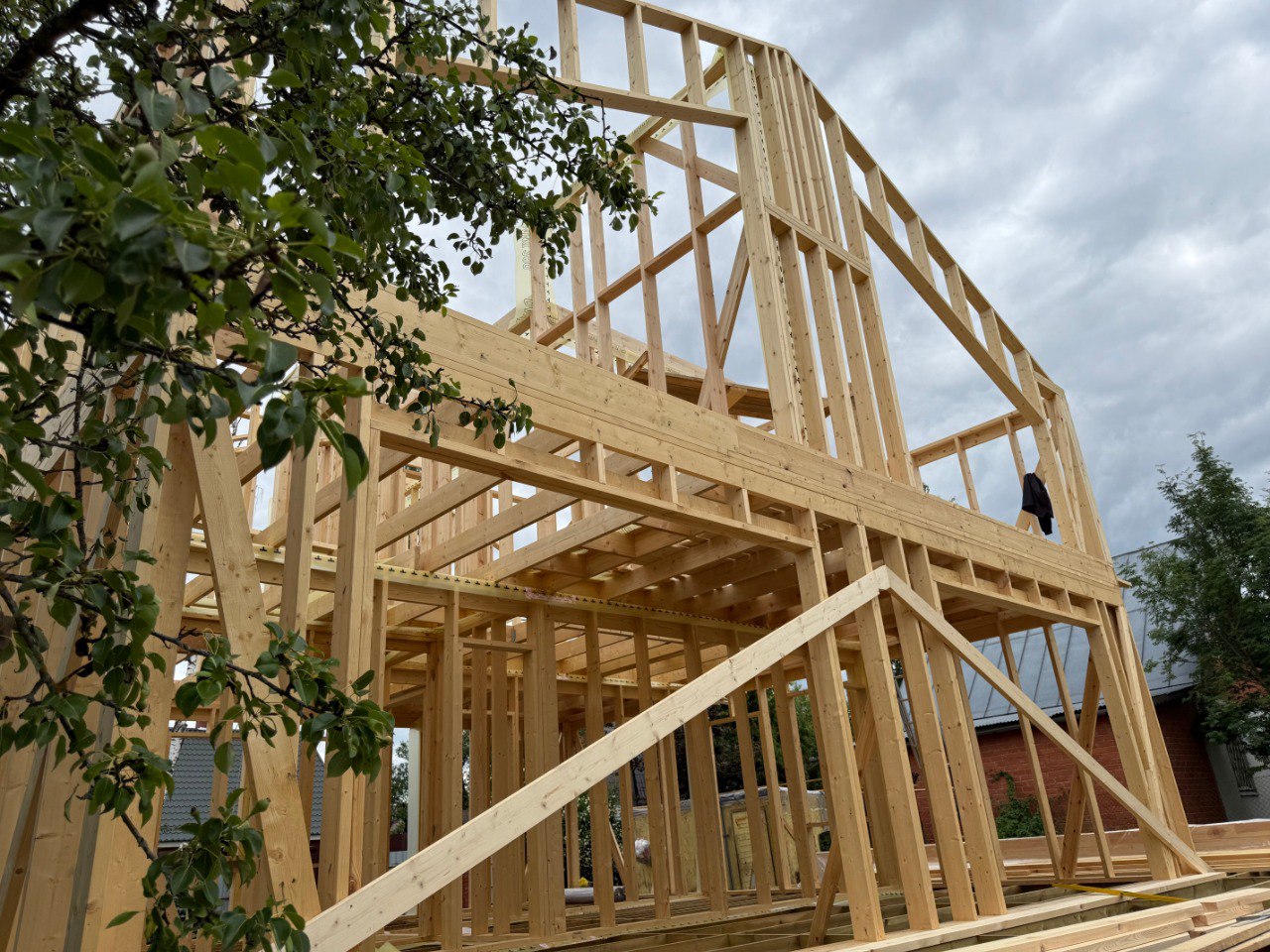 Продолжается строительство нового дома в Заречье!🏠 
Изначально задуманный как реконструкция, проект превратился в нечто большее! Уже готов ЖБ фундамент на сваях ✅, выполнена обвязка брусом , а каркас ... | Сетка — социальная сеть от hh.ru