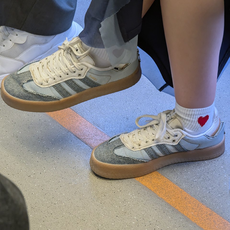 А на экране снова джинса! 👖
Перед нами Adidas Samba "Denim" wmns — переосмысленная классика, в которой футбольные корни обернулись джинсовой дерзостью | Сетка — социальная сеть от hh.ru