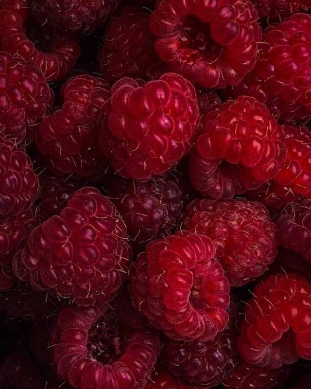 Ягода-малина и все ее друзья 🍓☀️
Расскажу о том, как есть ягоды по этикету.
🍓Если клубнику подали
с плодоножкой, едим руками, взяв за лепестки | Сетка — социальная сеть от hh.ru