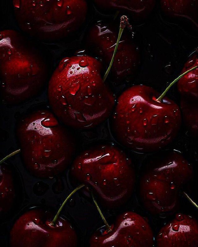 Ягода-малина и все ее друзья 🍓☀️
Расскажу о том, как есть ягоды по этикету.
🍓Если клубнику подали
с плодоножкой, едим руками, взяв за лепестки | Сетка — социальная сеть от hh.ru