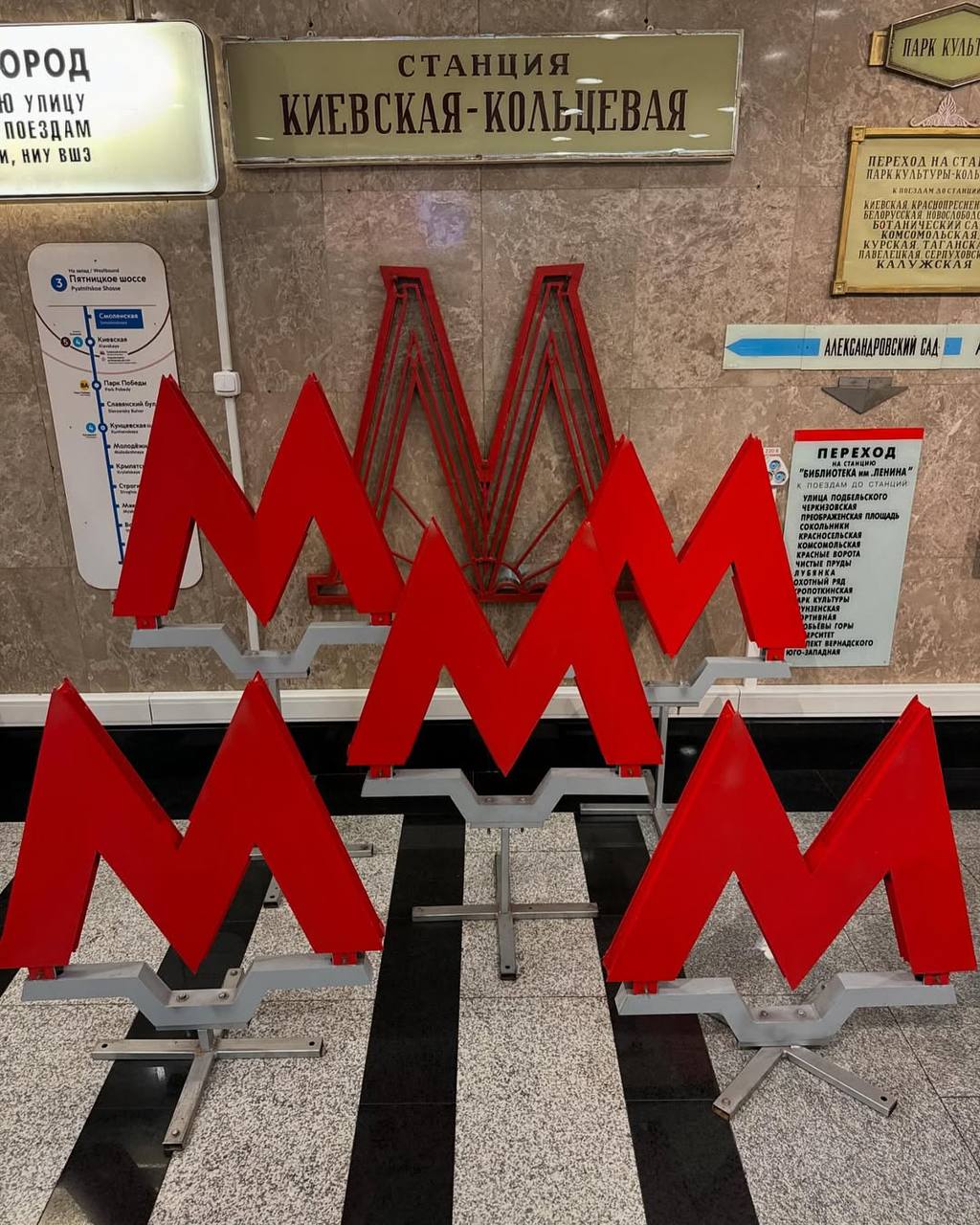 Ⓜ️Бесплатный музей прямо в метро
Ежедневно 10:00-18:00
Находится он в подземном вестибюле станций метро "Выставочная" и "Деловой центр" | Сетка — социальная сеть от hh.ru