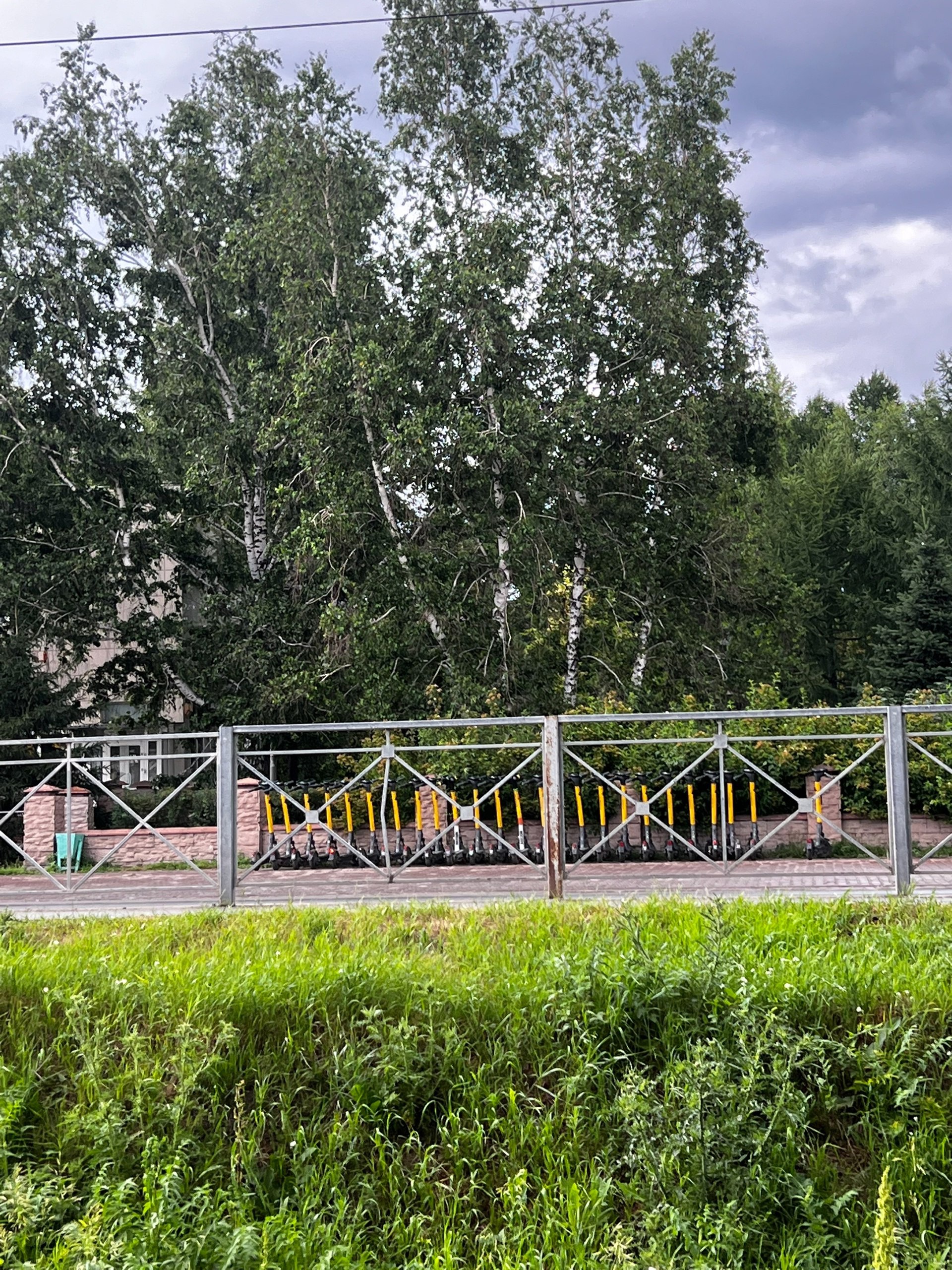 Возле Дк сегодня установили электросамокаты.
Удобство для жителей или страх для водителей?)
http://vk.com/ob.gorod?w=wall-100380192525711 | Сетка — социальная сеть от hh.ru