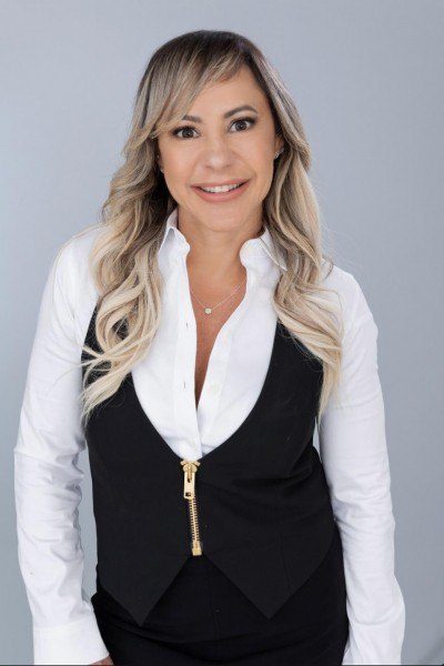 Miami Beach Residential Concierge Transformed Into A Luxury Travel
Discover the Expertise of Jacqueline Gonzalez, Lifestyle Director at Continuum Miami Beach
Concierges are renowned for securing exclu... | Сетка — социальная сеть от hh.ru