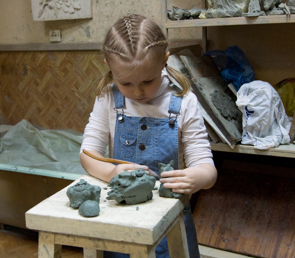 Восемнадцать
Кажется, это было вчера. Мне двадцать четыре, жена в роддоме, спину прихватило так, что лежу на диване и не могу пошевелиться. И тут — звонок: 24 июня, 13:35 — у вас родилась дочь | Сетка — социальная сеть от hh.ru