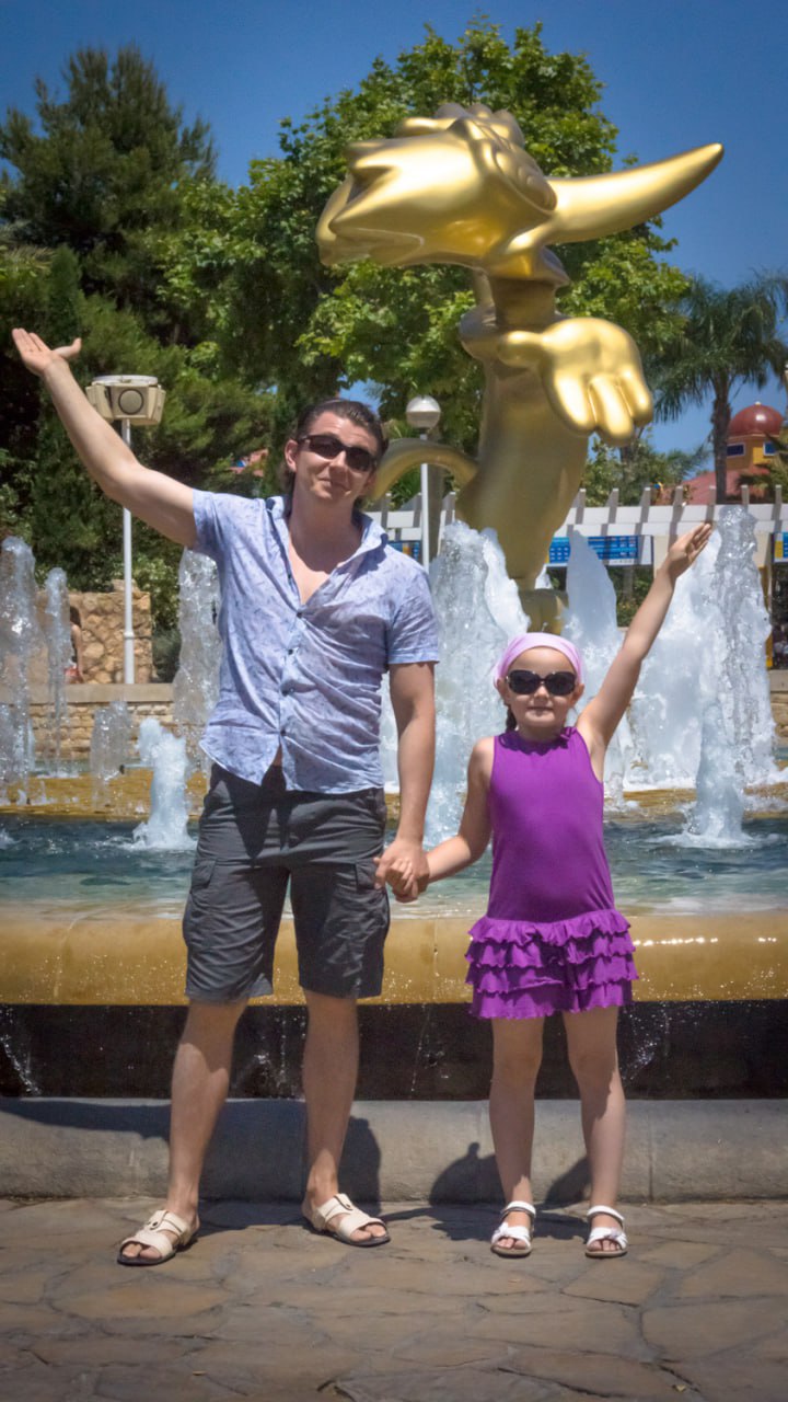 Восемнадцать
Кажется, это было вчера. Мне двадцать четыре, жена в роддоме, спину прихватило так, что лежу на диване и не могу пошевелиться. И тут — звонок: 24 июня, 13:35 — у вас родилась дочь | Сетка — социальная сеть от hh.ru