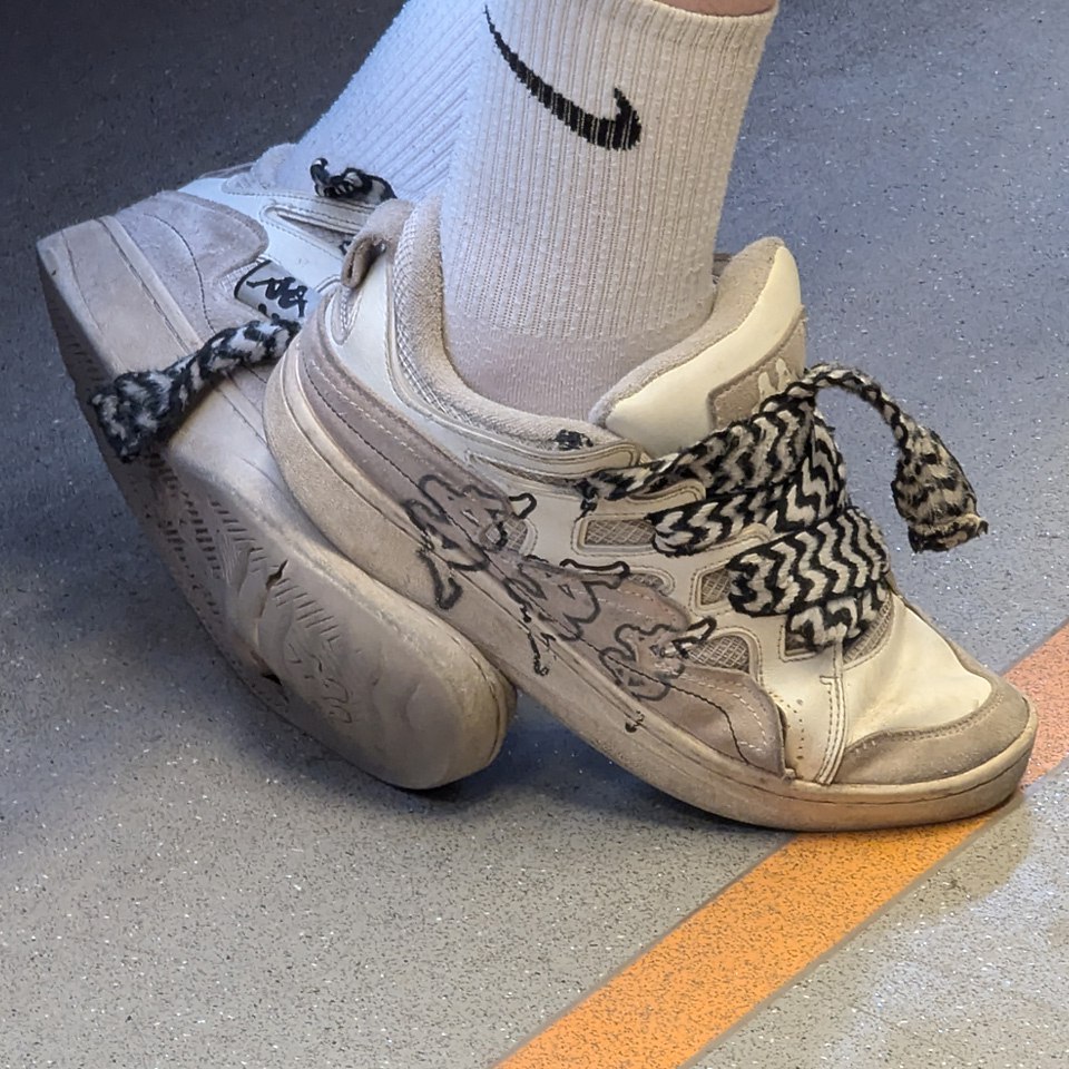 Когда настолько любишь свою обувь, что носишь до последнего 😍
История Kappa Fatty началась с дерзкой идеи: создать обувь, которая не просто привлекает взгляд, а становится акцентом вашего образа | Сетка — социальная сеть от hh.ru