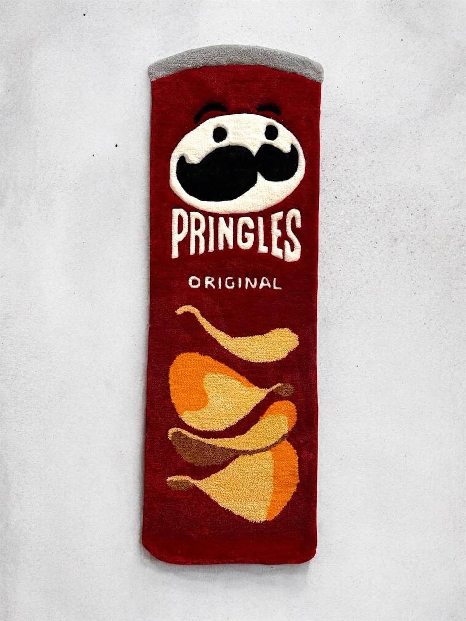 Ого, rowrug создали ковер в виде ЧИПСИКОВ PRINGLES. Стоимость такого изделия — 39500 рублей.
Ждем такой же с пиццей, колой и мороженкой 🍕 | Сетка — социальная сеть от hh.ru