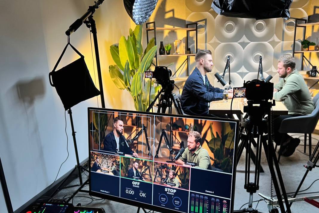 Как строить карьерную траекторию и зачем она нужна? 
#анонс Пару часов назад — свернули микрофоны! 
Знакомьтесь на фото: Михаил Епихин, Директор по маркетингу Wazzup | Сетка — социальная сеть от hh.ru