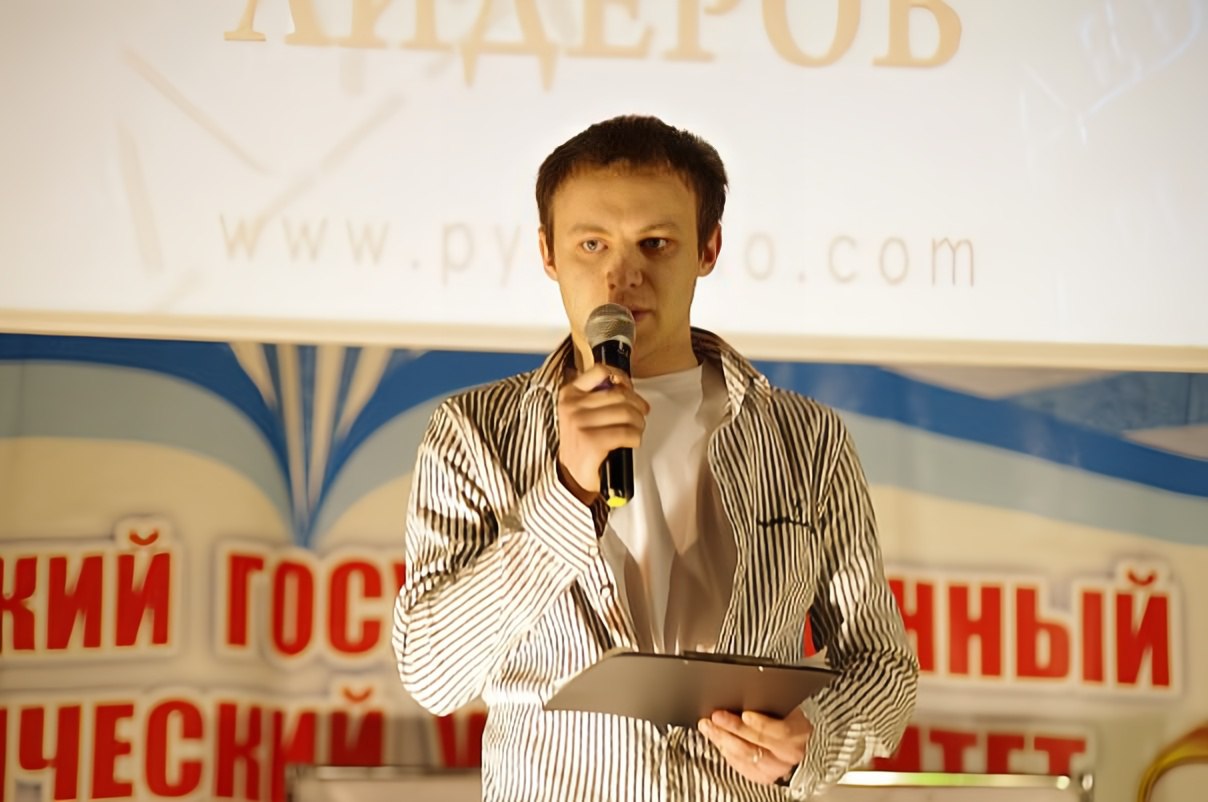 Как провал на фриланс-бирже научил меня упаковке офера
Когда я 13 лет назад только пришёл на фриланс-биржу, мне казалось, что достаточно быть просто хорошим специалистом | Сетка — социальная сеть от hh.ru
