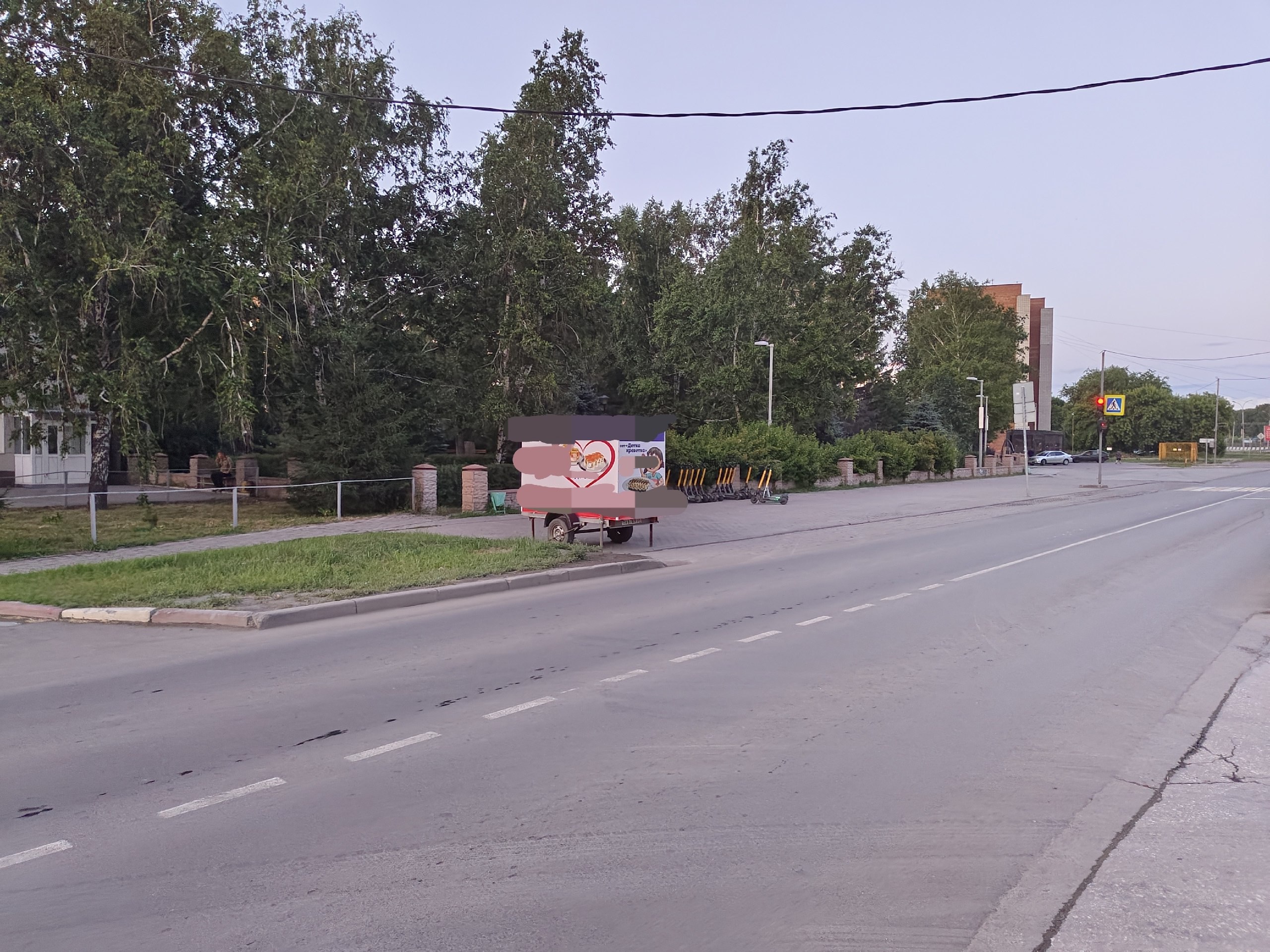 Это что за убожество припарковали в самом людном месте нашего города?
Подобная ситуация с рекламой на прицепе была на жилмасиве в Новосибирске. Жителям удалось избавиться от него | Сетка — социальная сеть от hh.ru