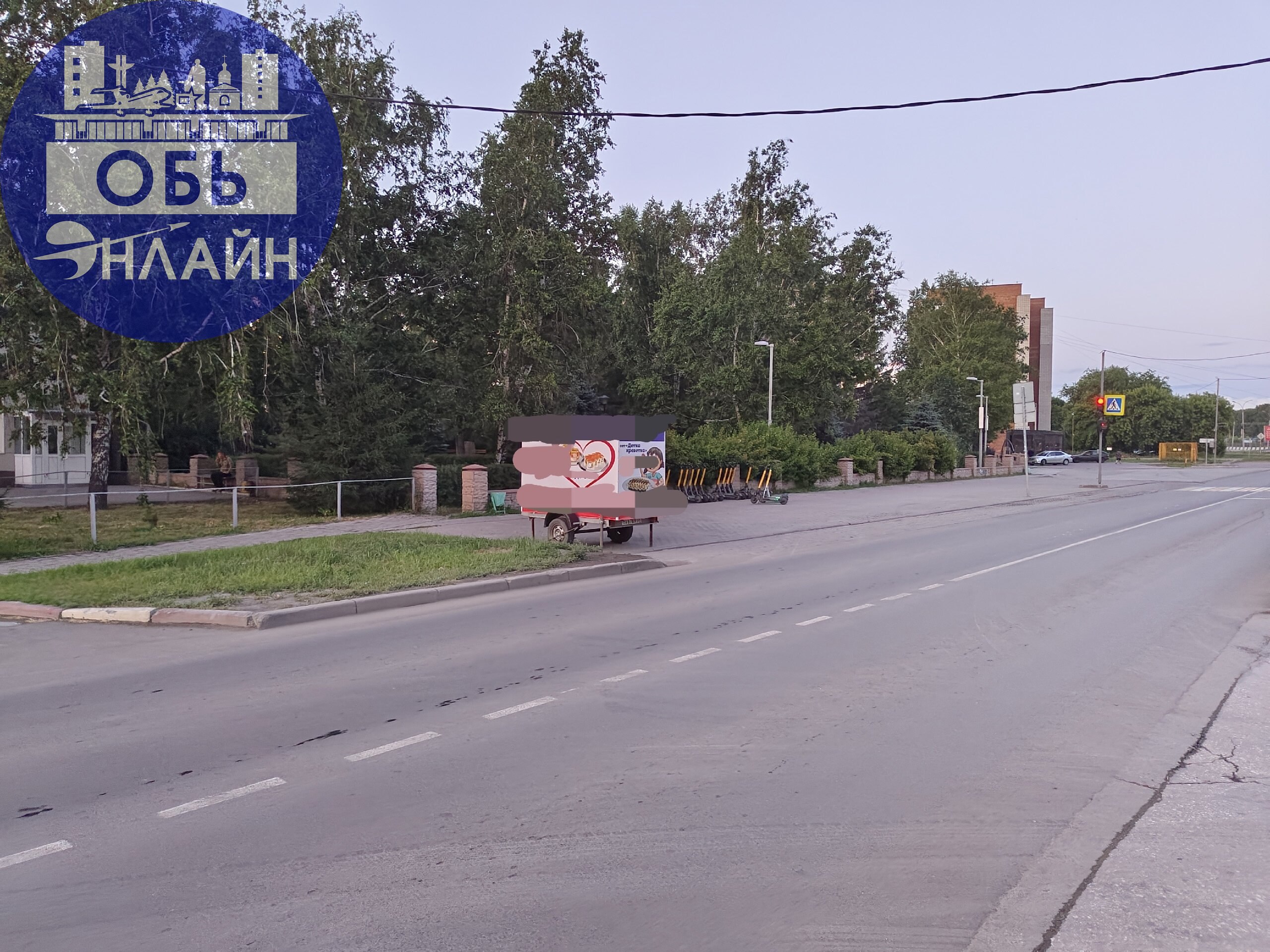 ↗ Это что за убожество припарковали в самом людном месте нашего города?
Подобная ситуация с рекламой на прицепе была на жилмасиве в Новосибирске. Жителям удалось избавиться от него | Сетка — социальная сеть от hh.ru