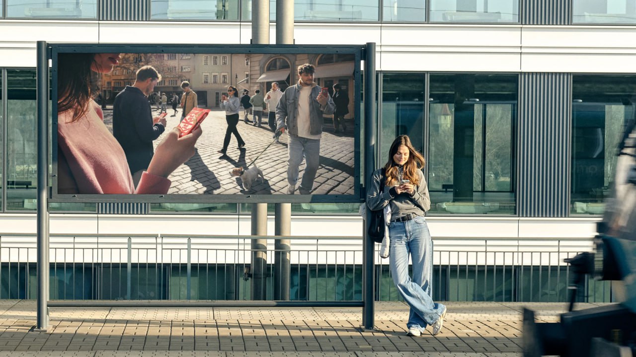 Что у тебя в руке? Продолжаем смотреть каннские кейсы.
Агентство VML Prague перенесло слоган «Have a break, have a KitKat» в реальную жизнь. Вместо экрана — плитка KitKat в руке | Сетка — социальная сеть от hh.ru
